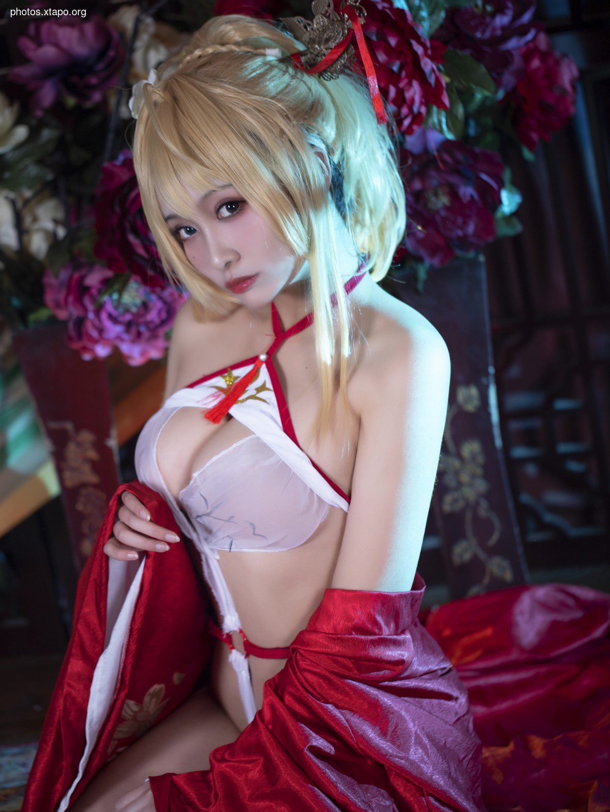 Anime blogger Luo Li Lolisama Glorious Liangxiangxue theme red coat under sexy white color sexy underwear temptation photo 36p