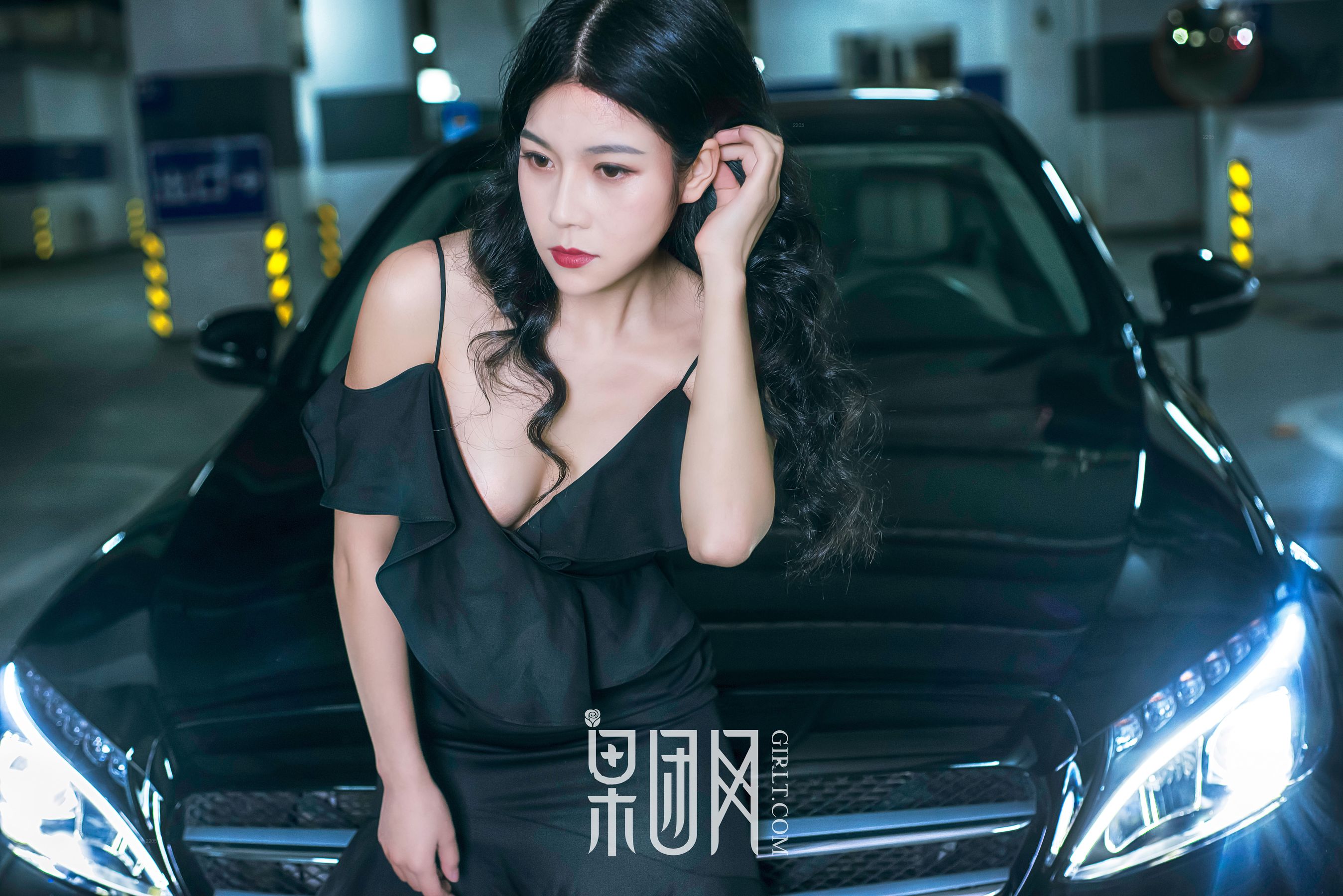 Weiwei Beauty VS luxury car, which one do you choose Fruit Group Girlt No. 107