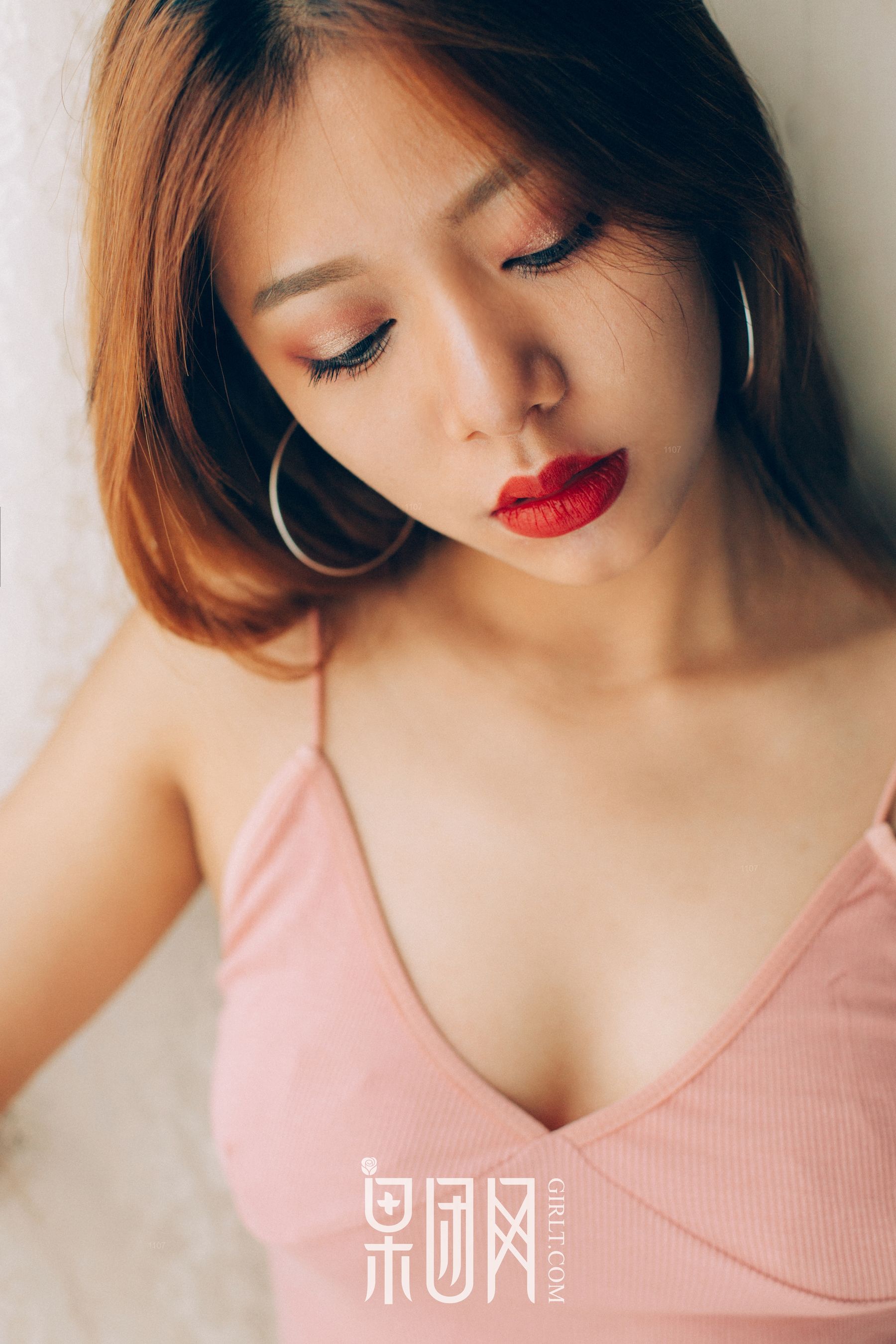 Sexy girl crispy breasts and hips black silk stingy fruit group network Girlt No.068