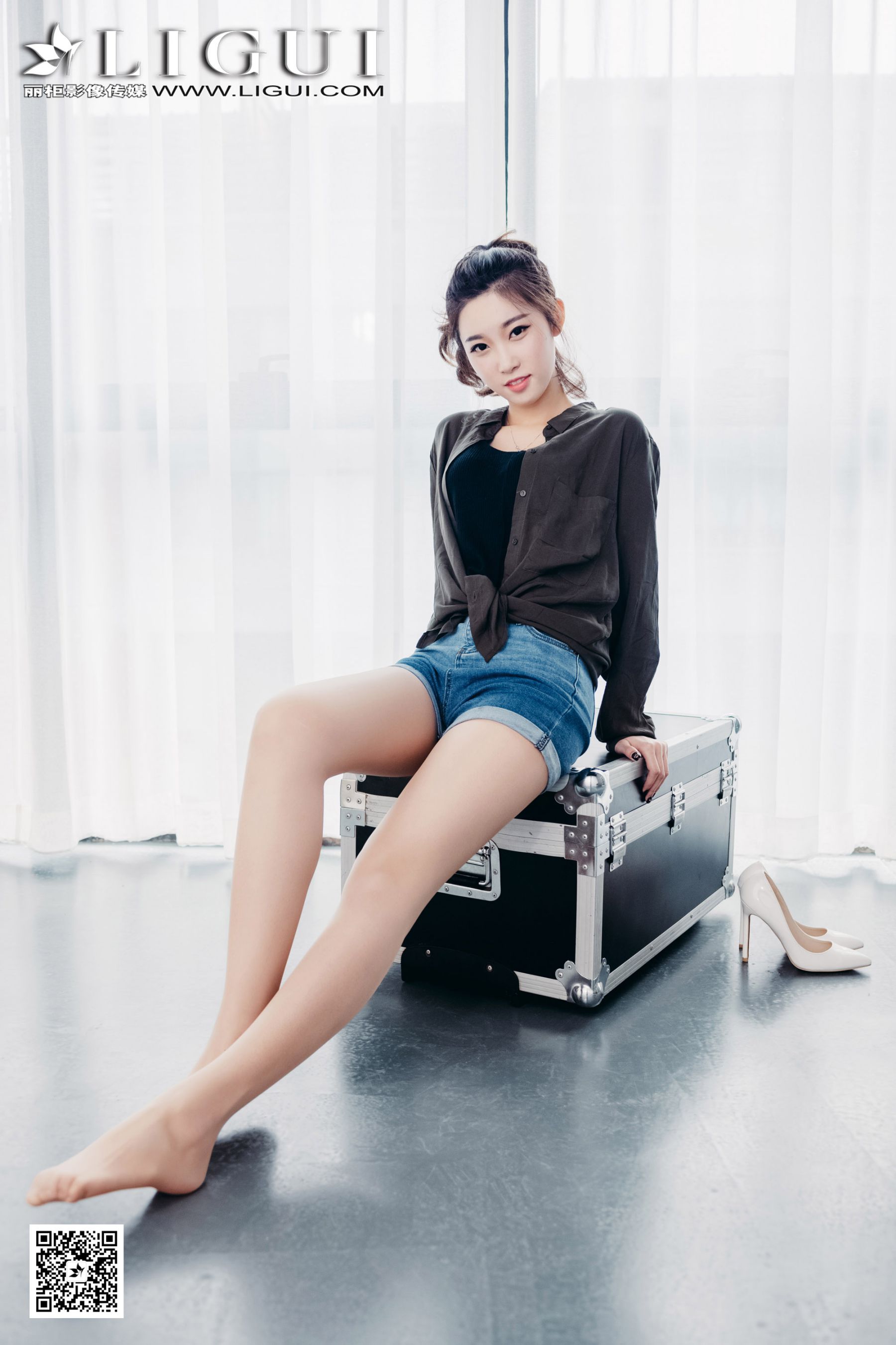 Model Xiaoxiao Sweet Hot Pants Girl Li Cabinet