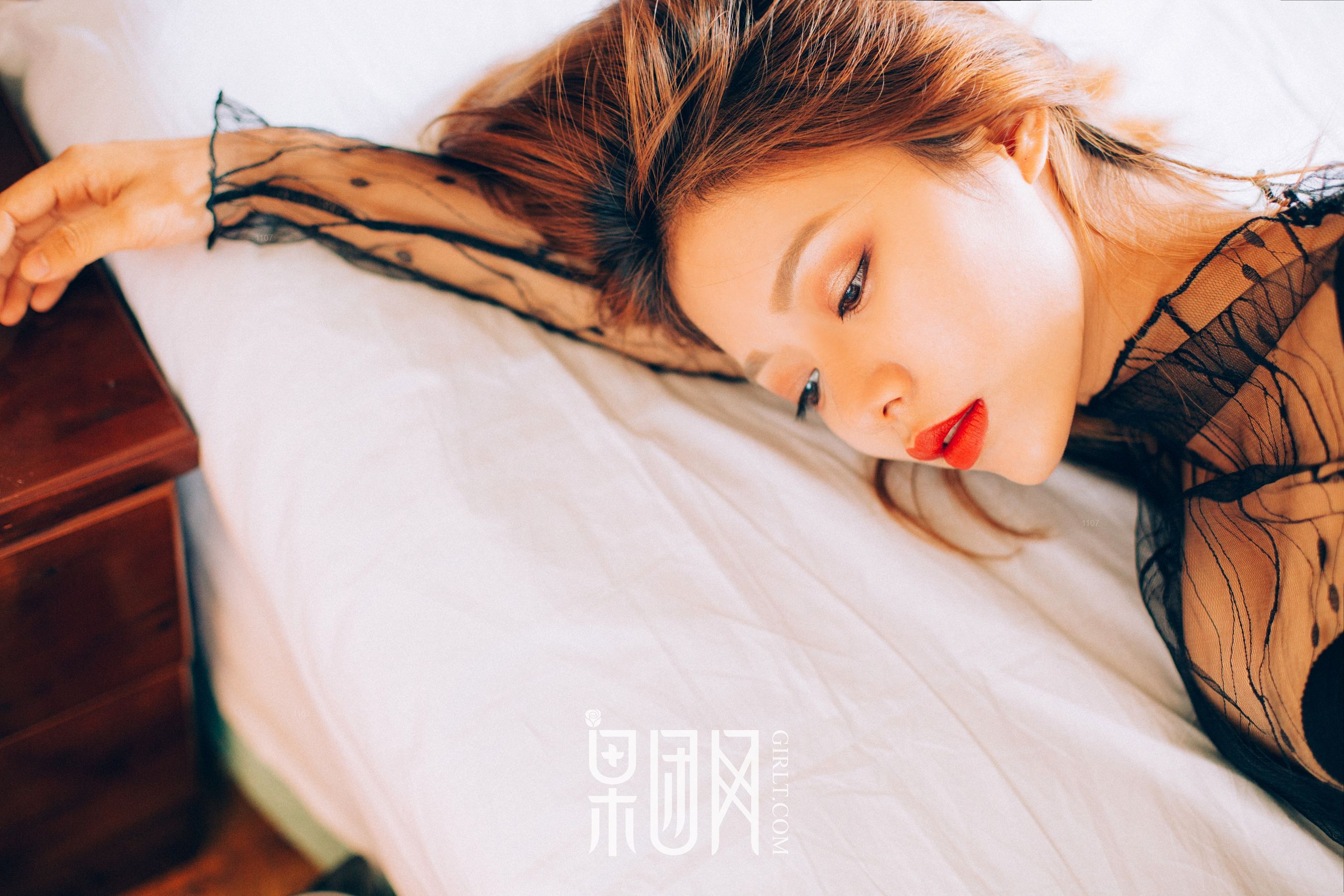 Sexy girl crispy breasts and hips black silk stingy fruit group network Girlt No.068