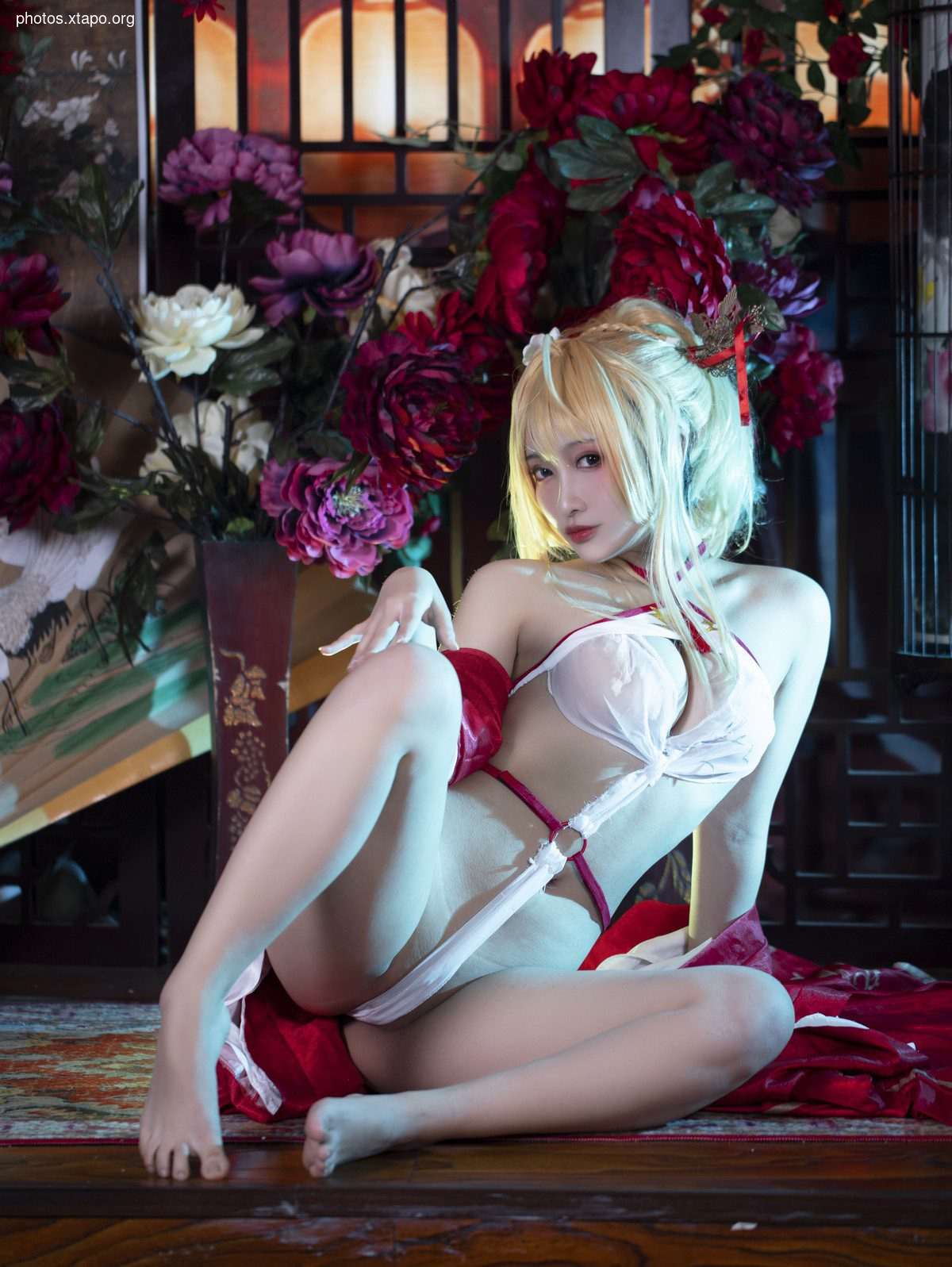 Anime blogger Luo Li Lolisama Glorious Liangxiangxue theme red coat under sexy white color sexy underwear temptation photo 36p