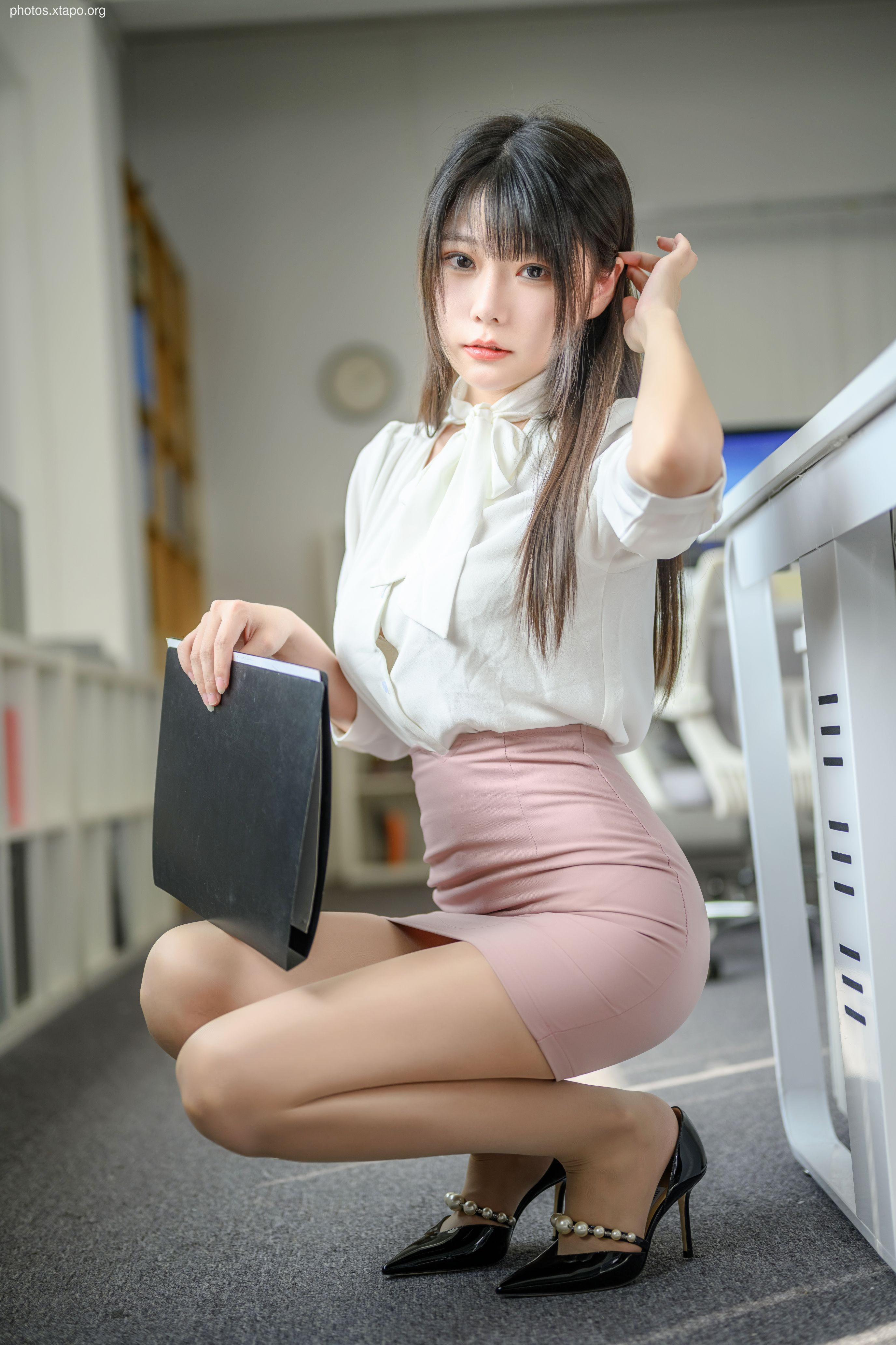 Vanilla Meow Lulu busy workplace powder white skirt