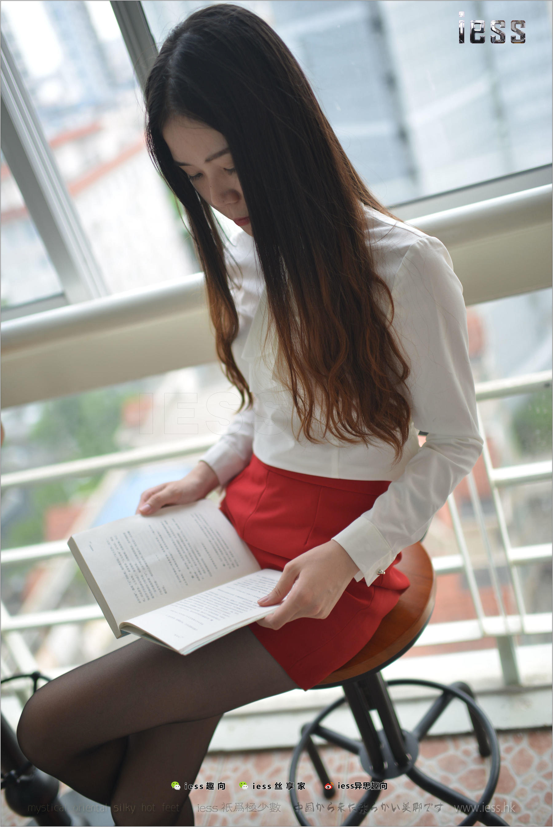 Silk Foot Bento 147 Concubine Red High, Black Silk and Red Skirt