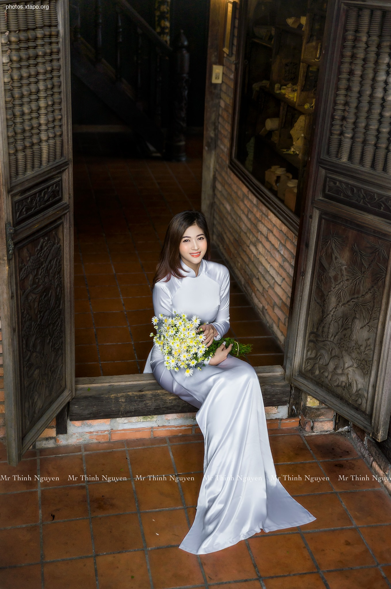 White ao dai shining in the afternoon, is she a fairy or Kieu regenerated?