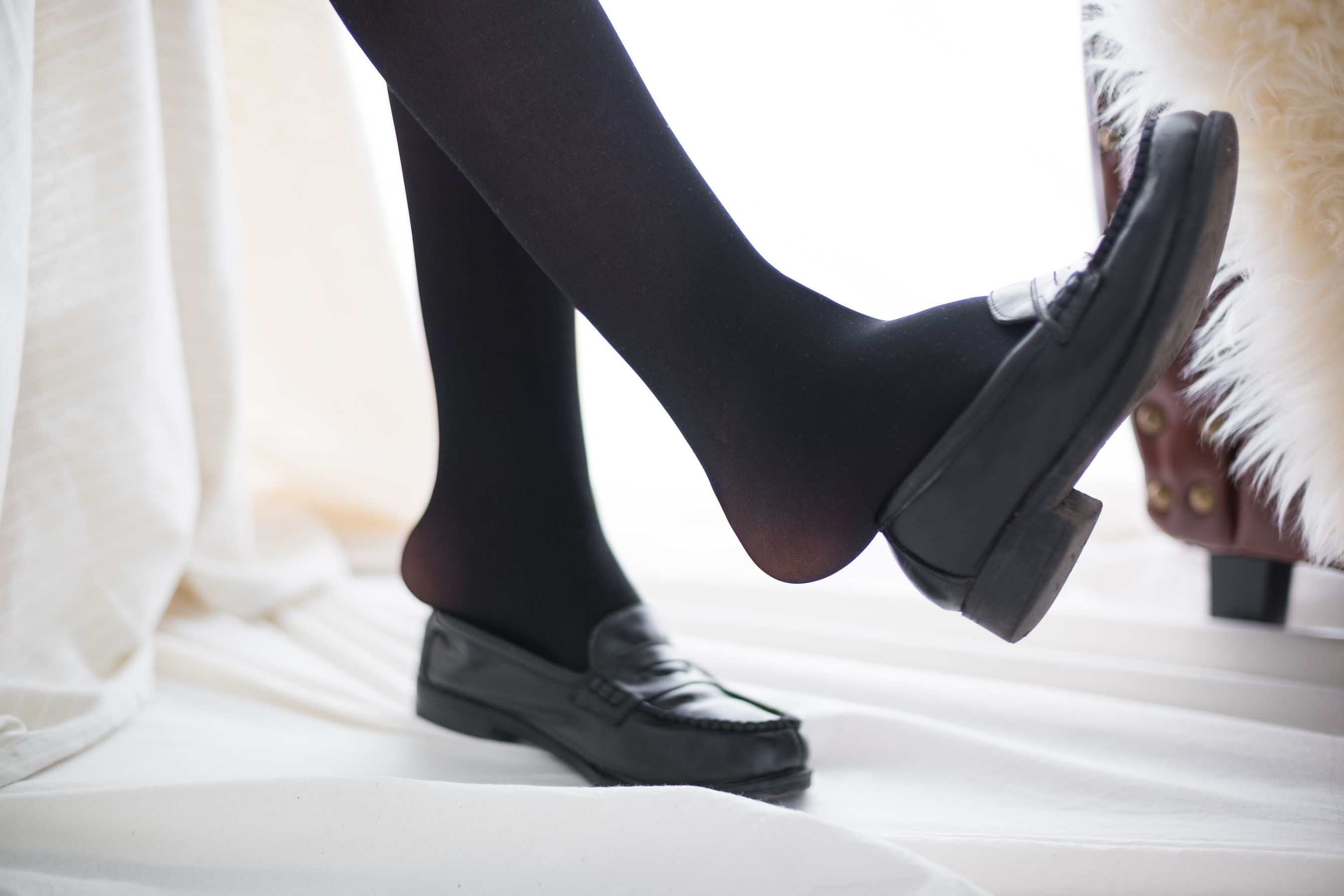 Mori Consortium R15-008 Black Sisters playing mobile phones