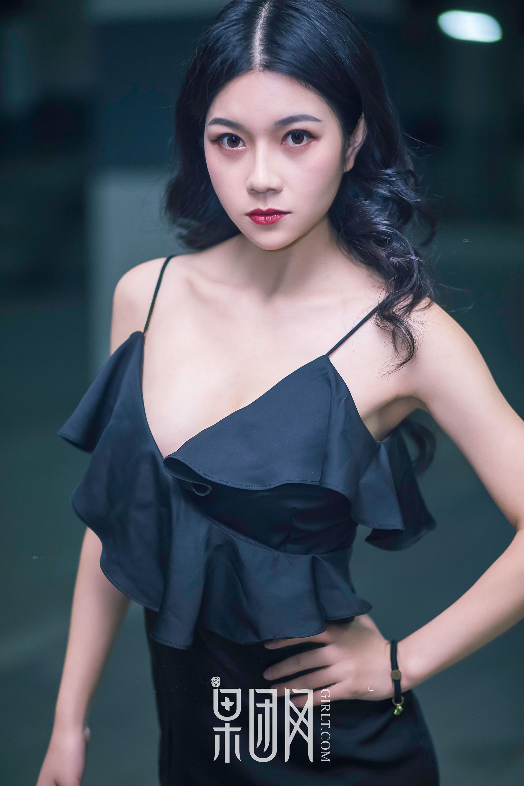 Weiwei Beauty VS luxury car, which one do you choose Fruit Group Girlt No. 107