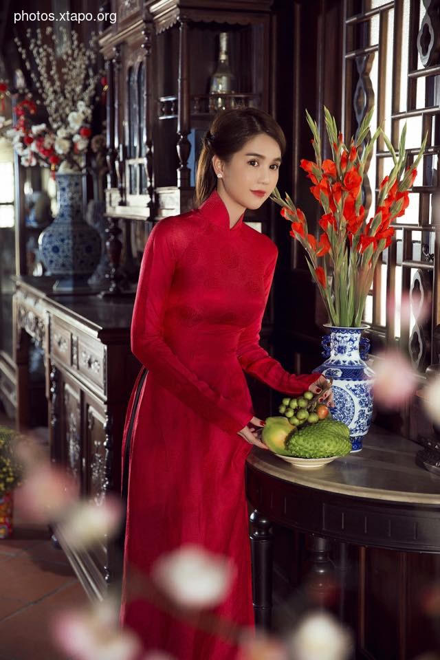 Ngoc Trinh: Young women on lilies