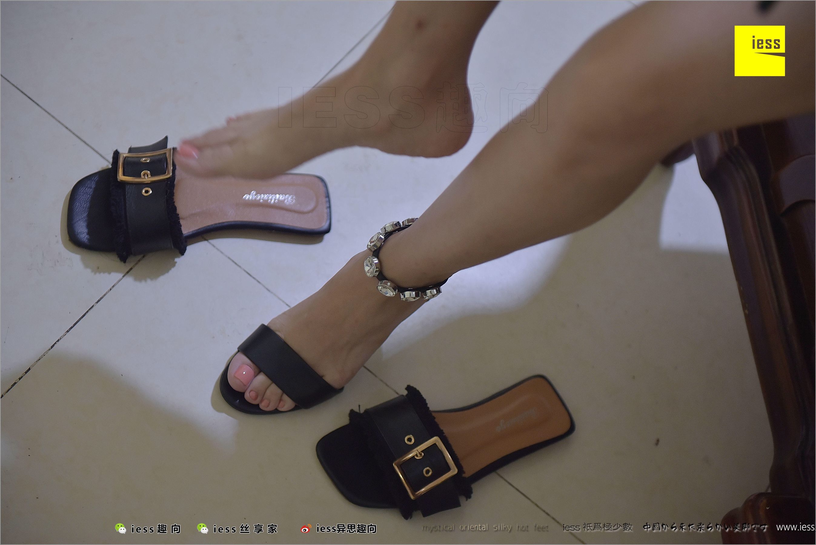 Young Woman Hot Mom Naked Foot, Gray Silk and Words Different Thinking to IESS Silk Foot Bento 212