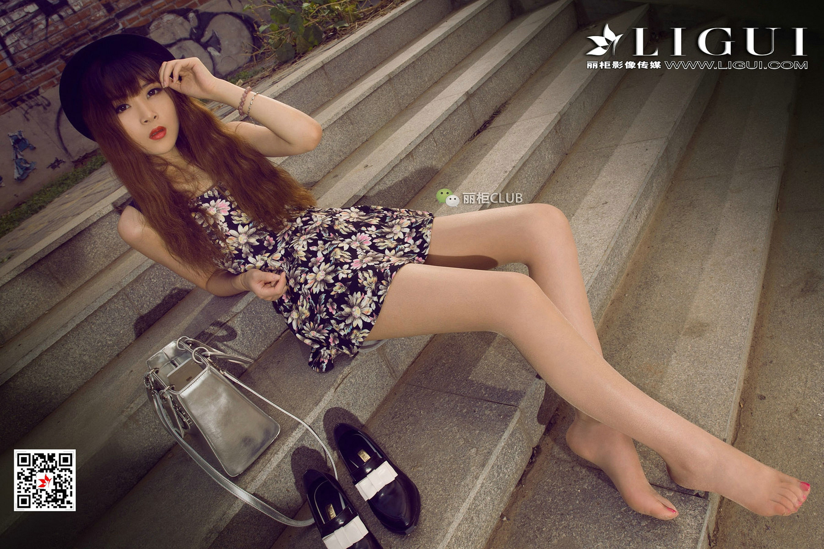 Model Yuner's Dress on the Street Shooting Beautiful Leg Foot Li Cabinel LIGUI
