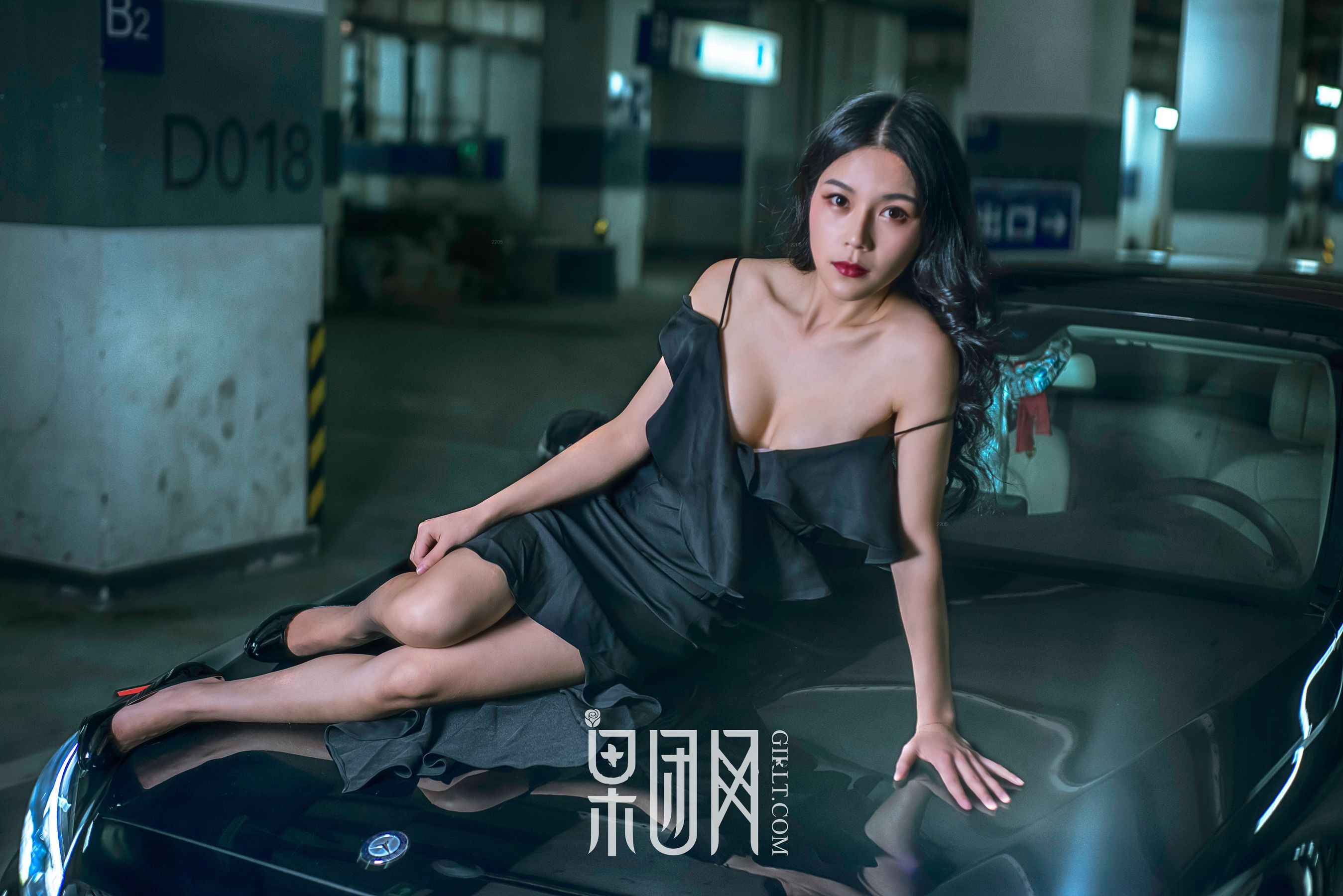 Weiwei Beauty VS luxury car, which one do you choose Fruit Group Girlt No. 107