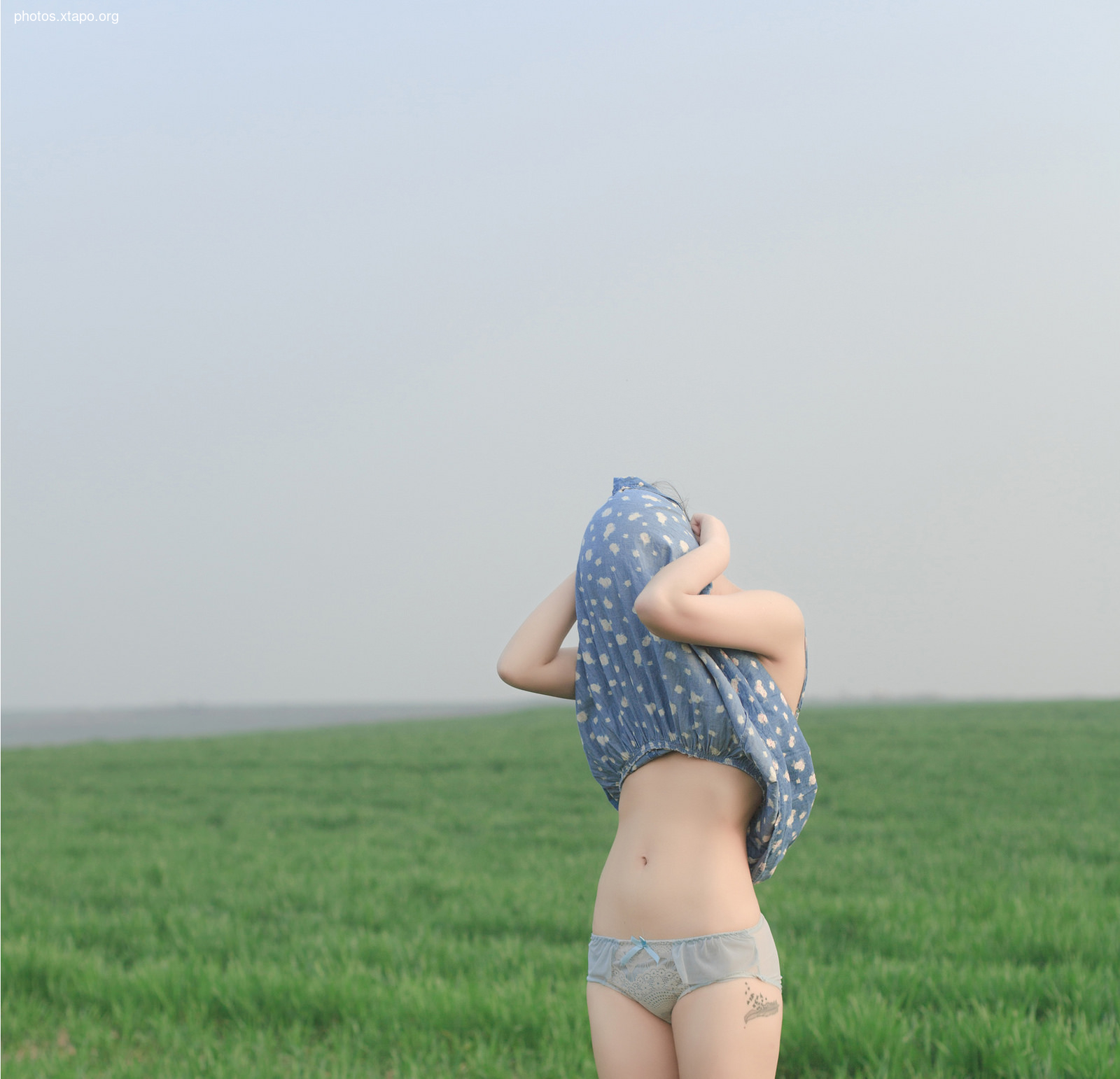 When walking alone, being sick or difficult to stay in bed, air conditioning, applying a t -shirt or soft cloth pajamas on your face