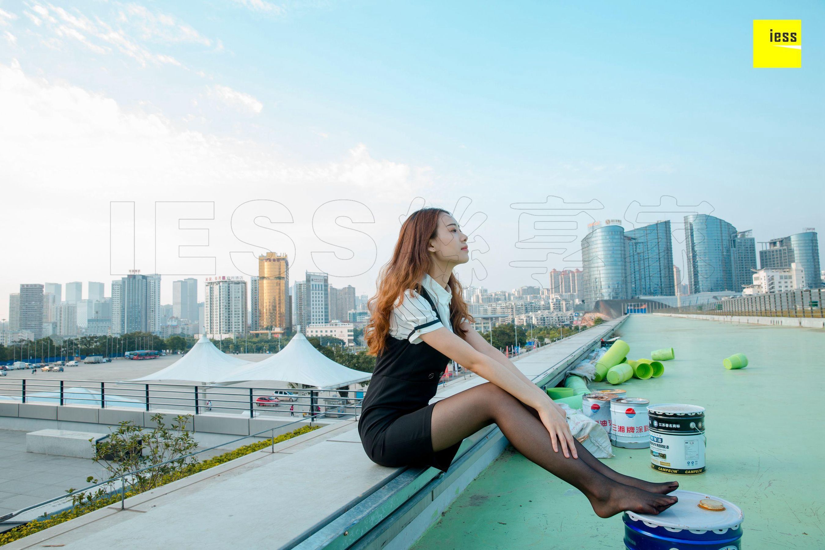 Nuan Nuan Look at it There is a black silk girl on the top of the building Different Thoughts to IESS Silk Enjoy Home 237