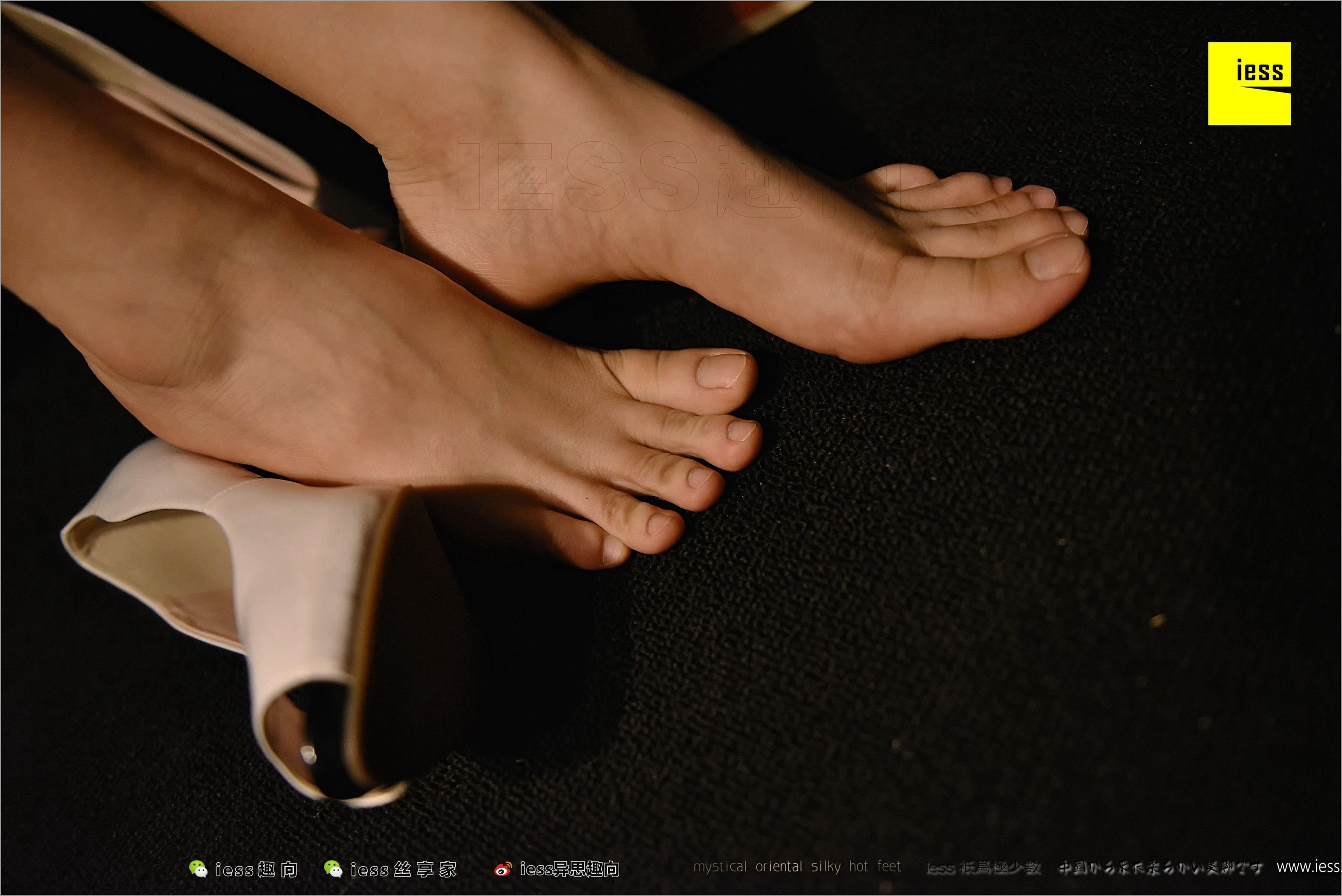 Julia Junjun Naked Foot Under the Lights Different Thinking to IESS Silk Foot Bento 219