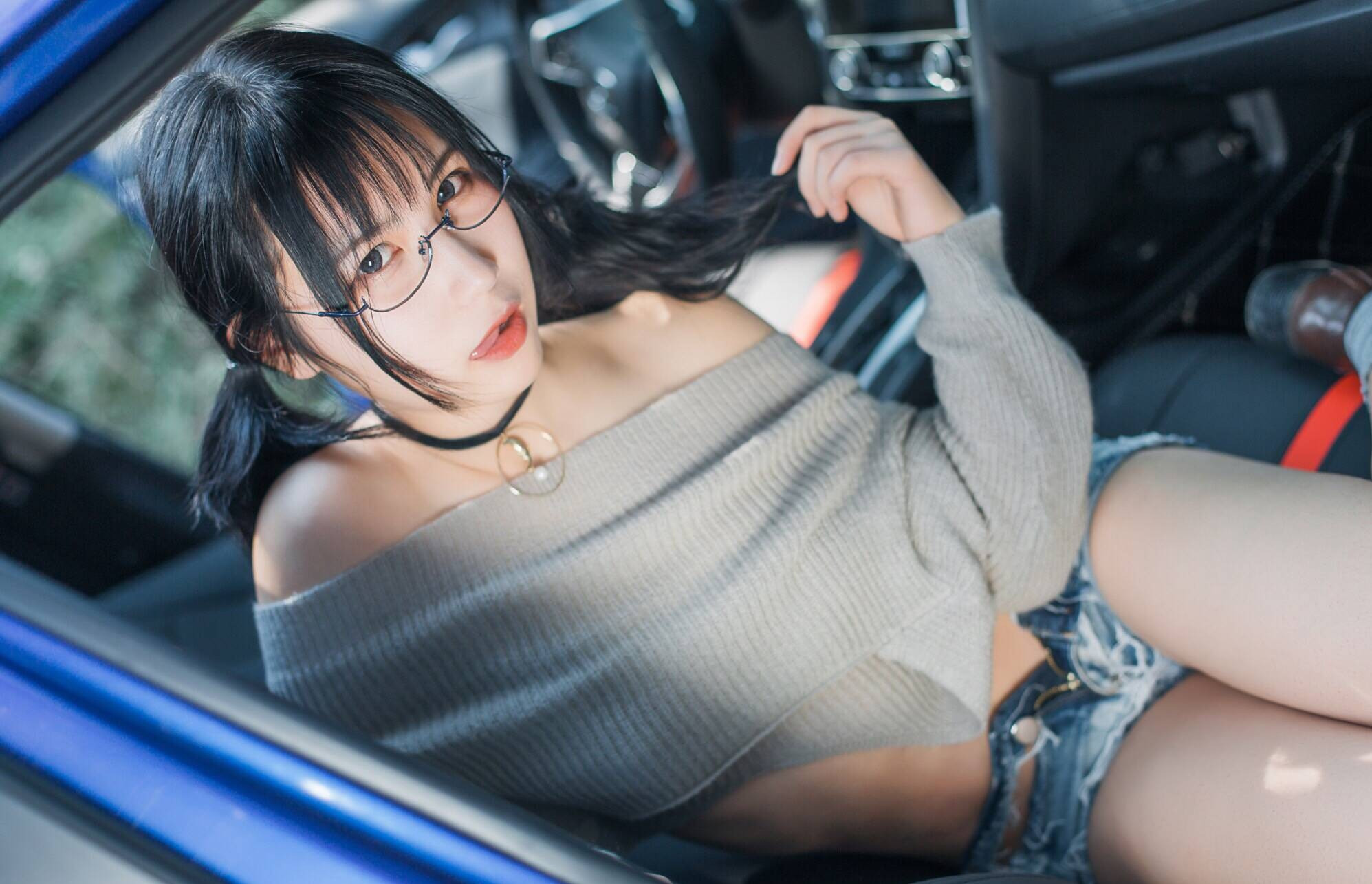 Zhuyue Su Outdoor Exposure - Inside the Car 45P