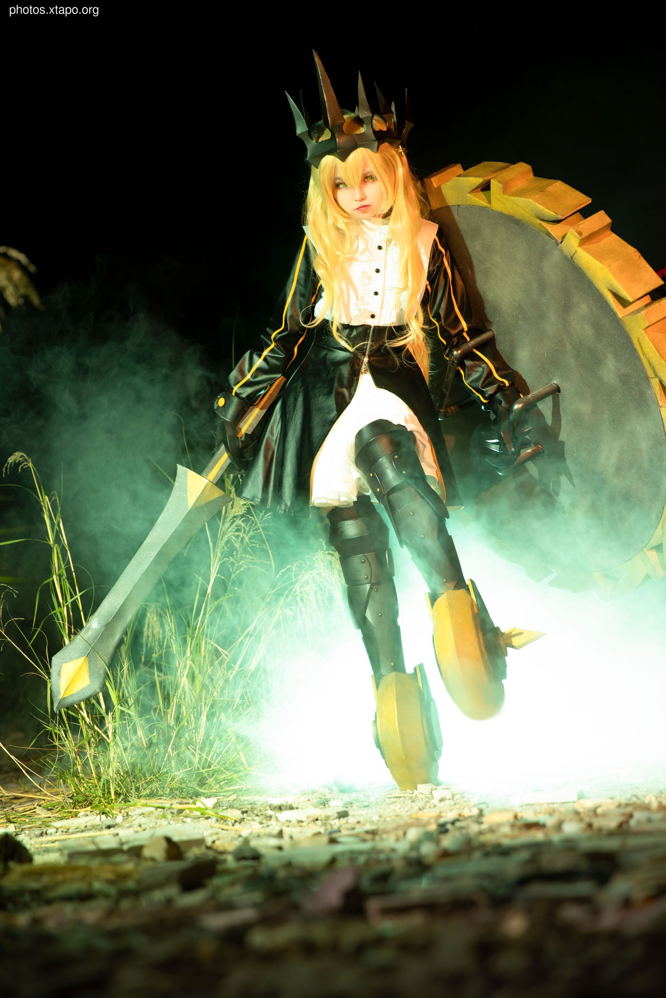 A stunning cosplay portrayal of a powerful queen, wielding a large sword and standing defiantly before a mysterious gear-like object. The image is enhanced by atmospheric effects, creating a dramatic and captivating scene.