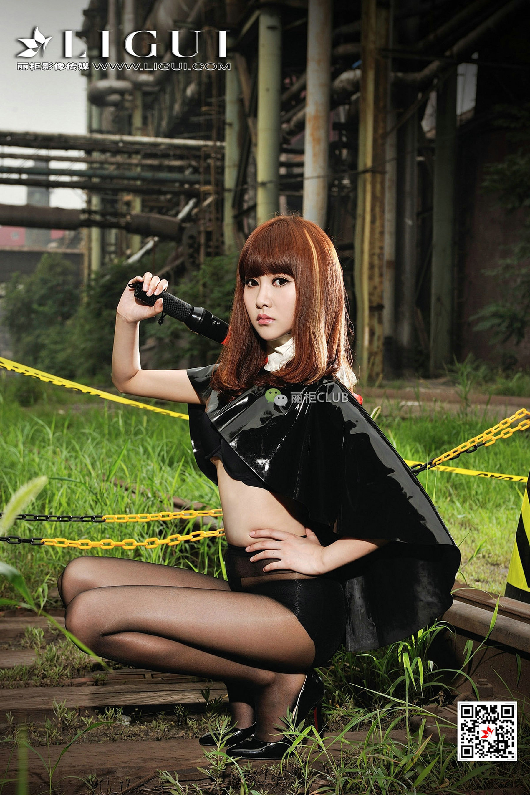 Model laughs Black Silk Beautiful Foot Ligui