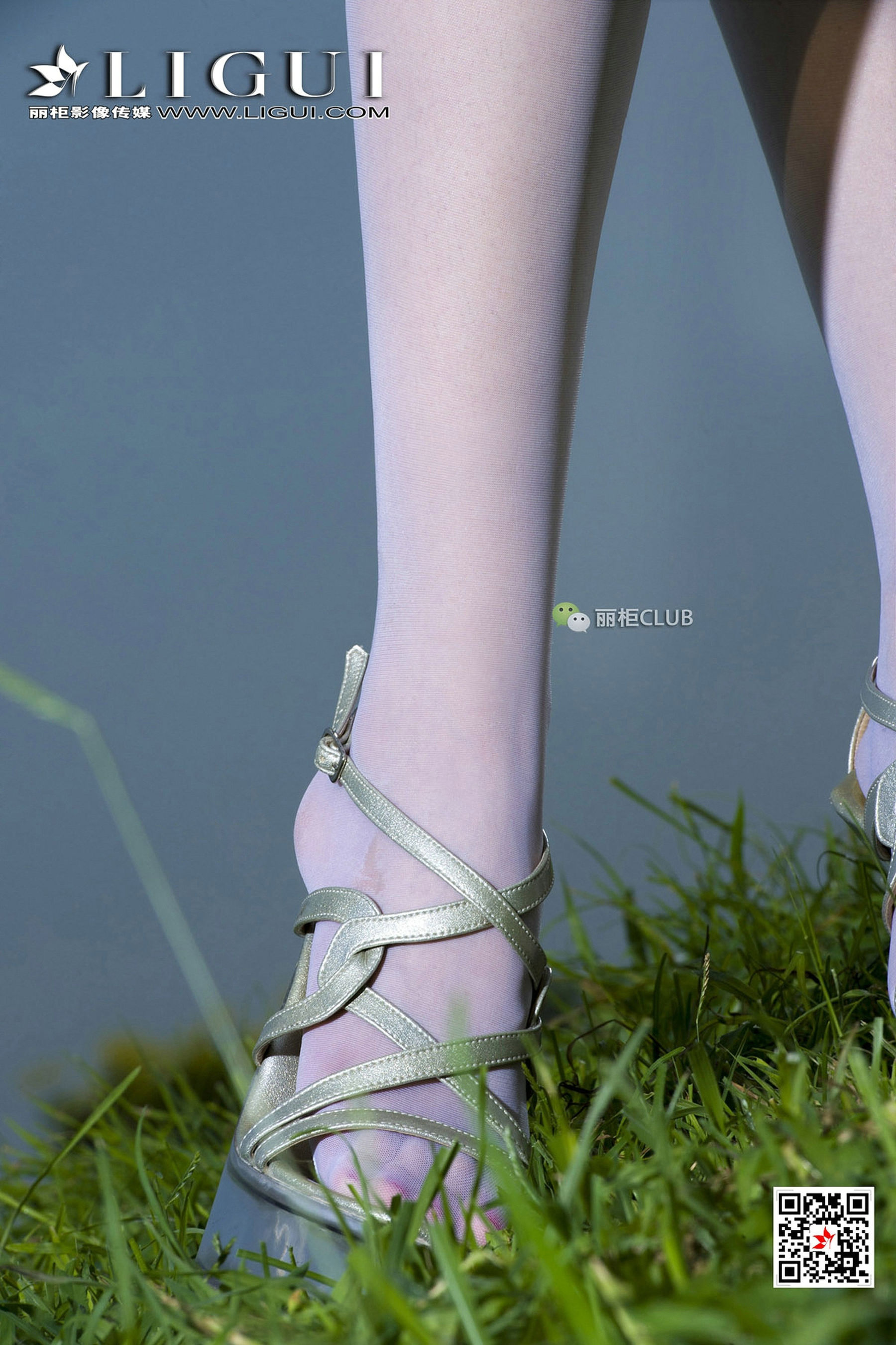 Model Cher White SilkTube top dresses Li Cabinel LIGUI