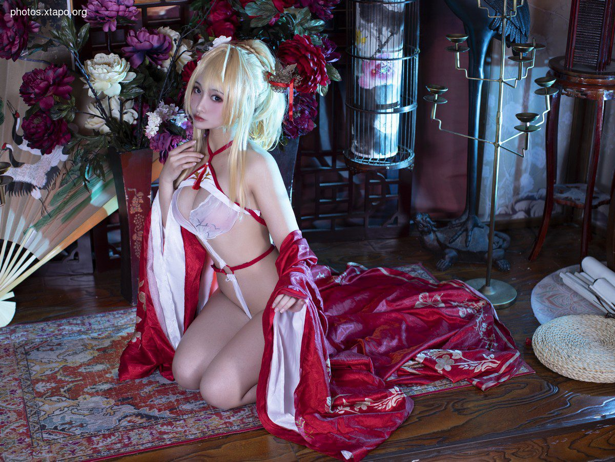 Anime blogger Luo Li Lolisama Glorious Liangxiangxue theme red coat under sexy white color sexy underwear temptation photo 36p