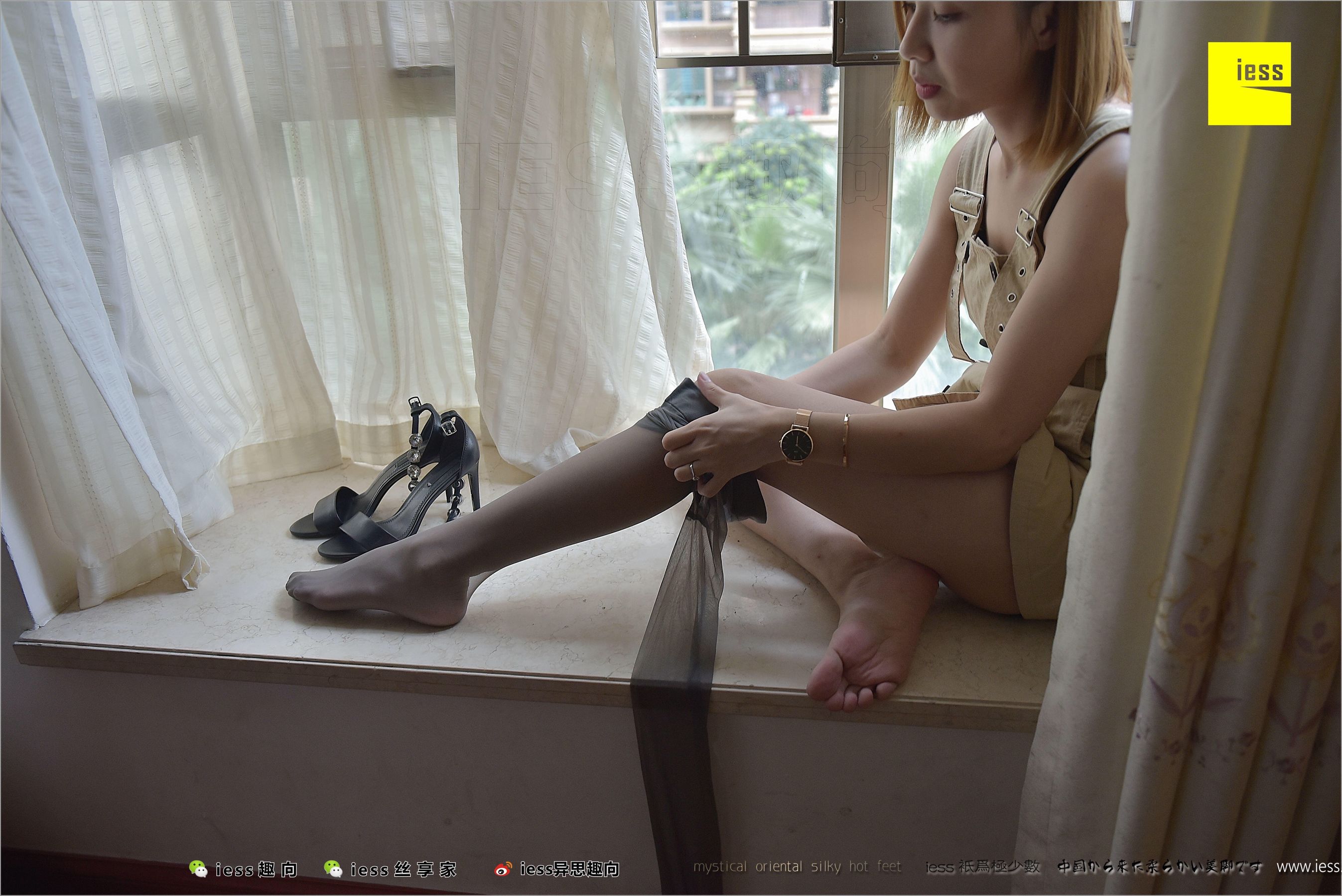 Young Woman Hot Mom Naked Foot, Gray Silk and Words Different Thinking to IESS Silk Foot Bento 212
