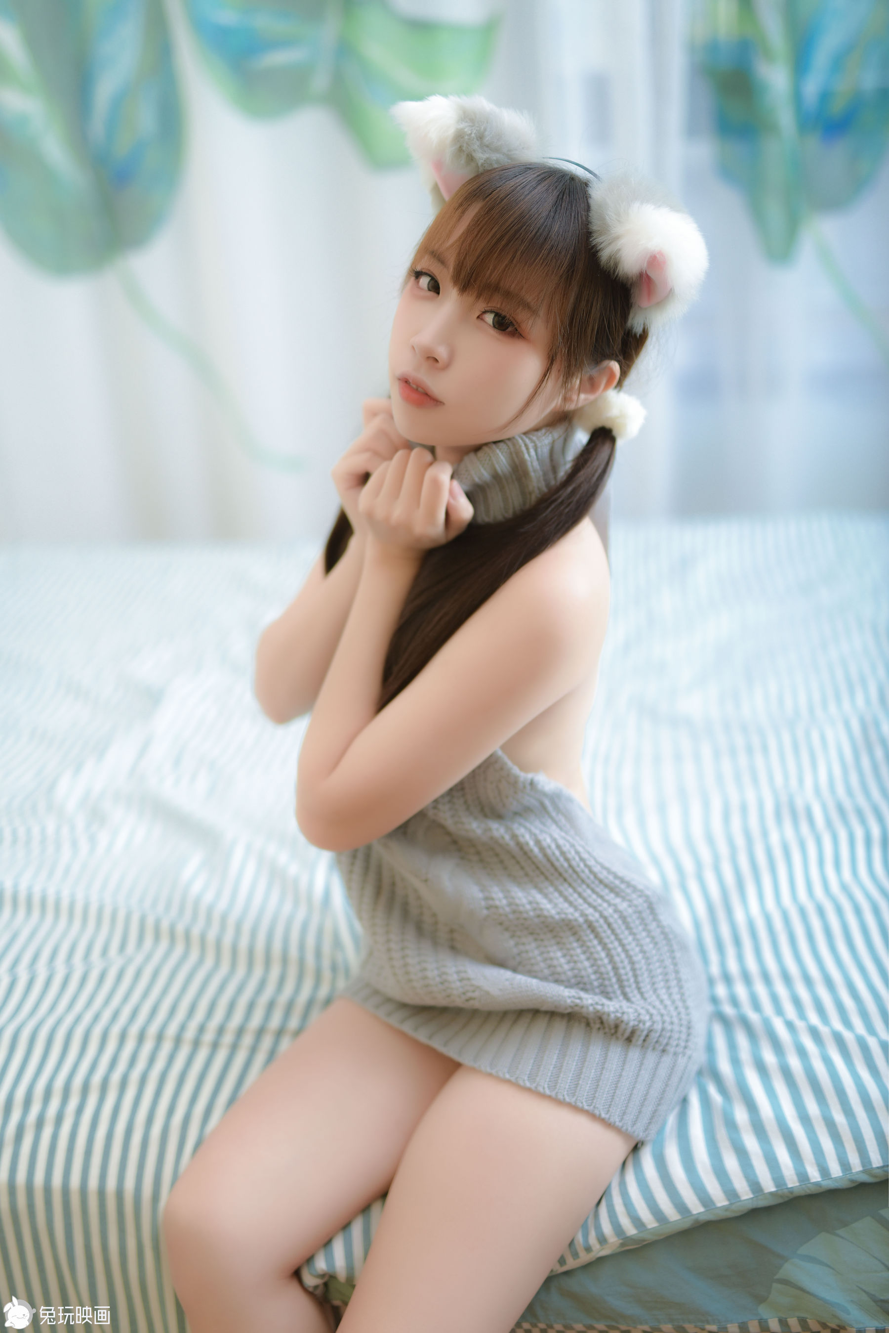 Rabbit Playing Play -Sweat Mother's sweater