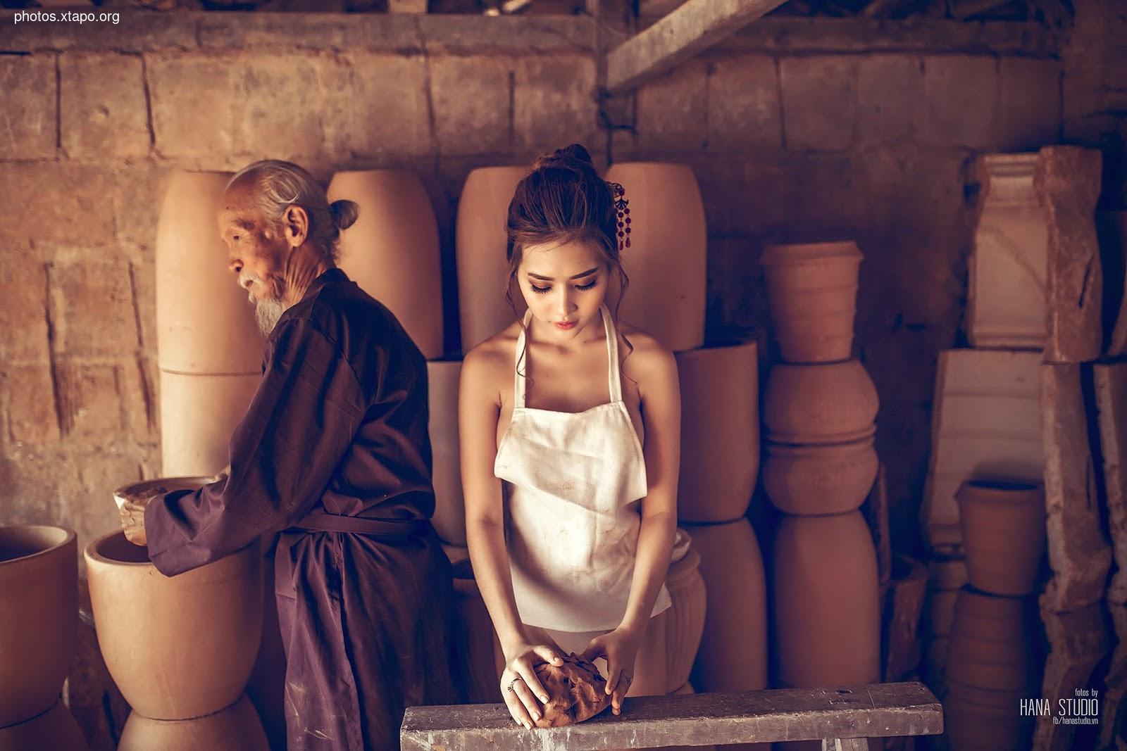 Female village of pottery village passionately learn vocational training