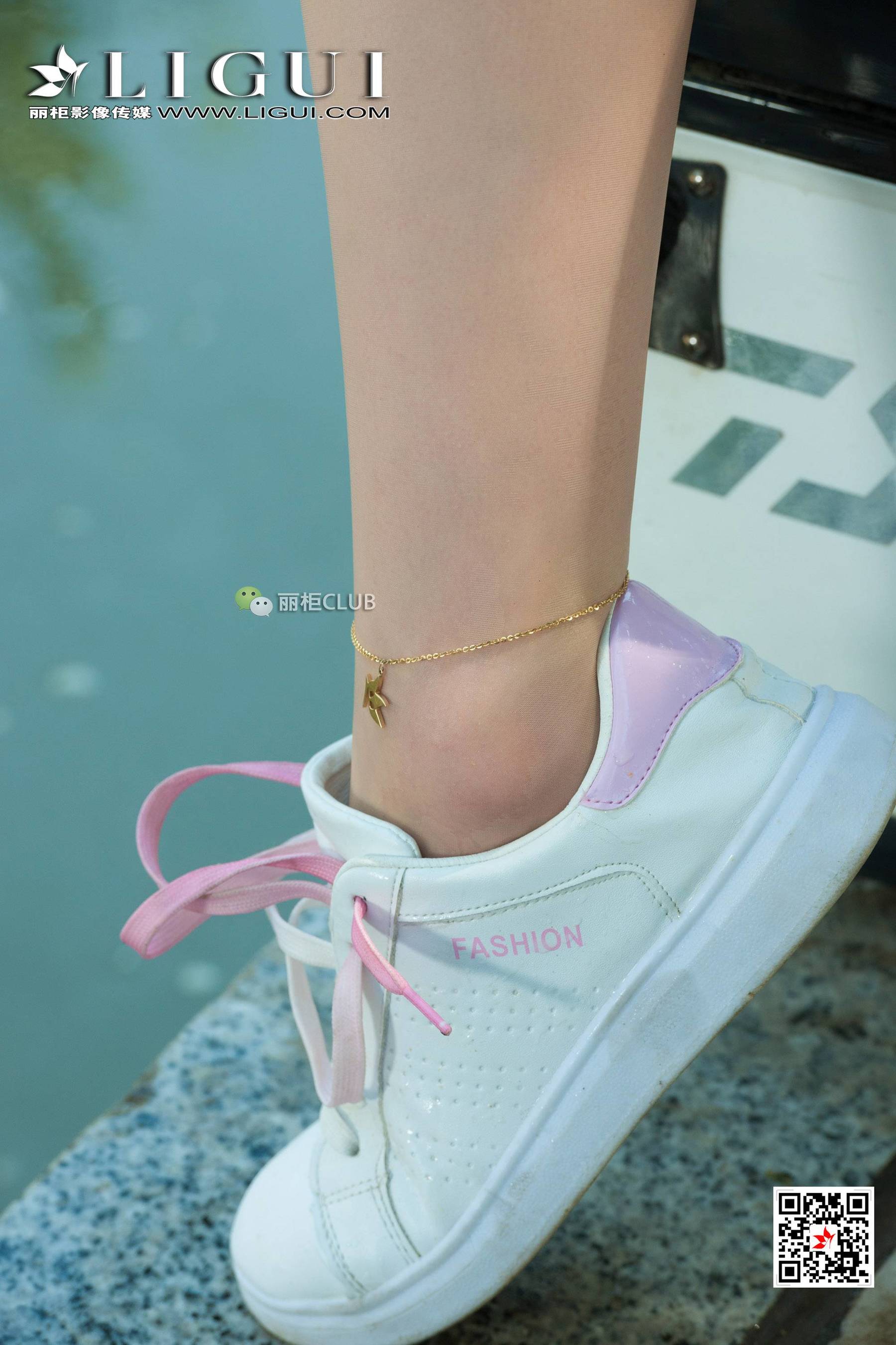 Foot model Fishing Little Sister Silk Foot Ligui Internet beauty