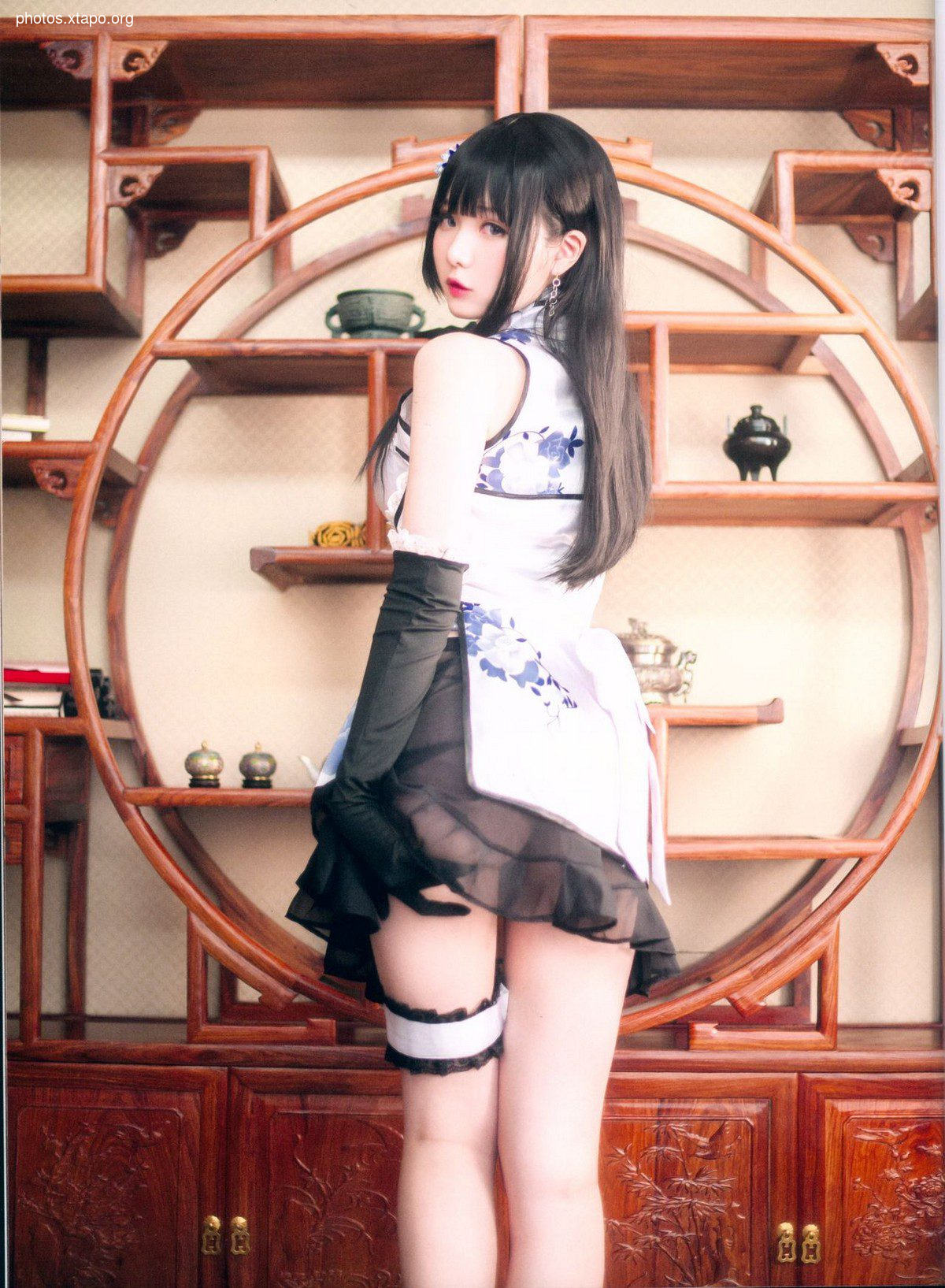 Weibo girl paper frosty month shimo fantasy Jin Pingmei theme private house sexy white cheongsam half -sneaky white tender legs seductive photo 26p
