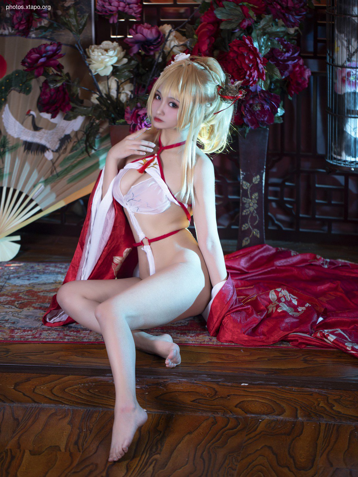 Anime blogger Luo Li Lolisama Glorious Liangxiangxue theme red coat under sexy white color sexy underwear temptation photo 36p