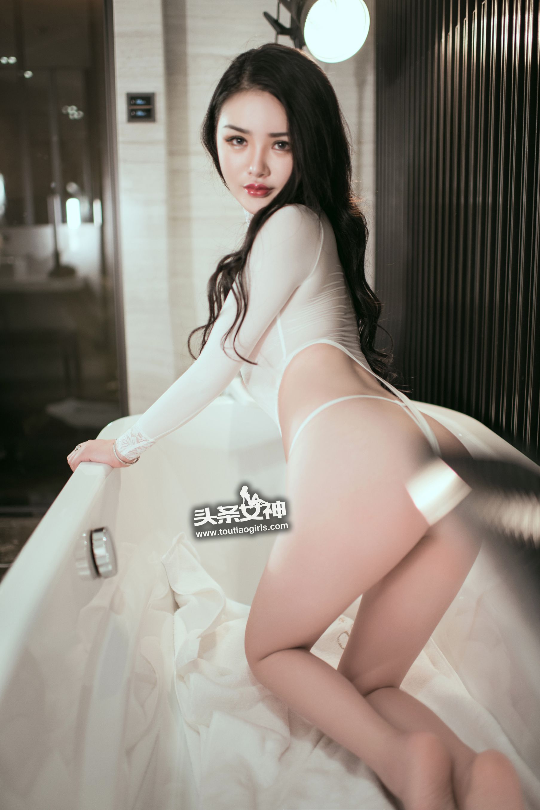 Chen Yuxi Tempting Giant Hip White Fork Swimsuit Headline Goddess