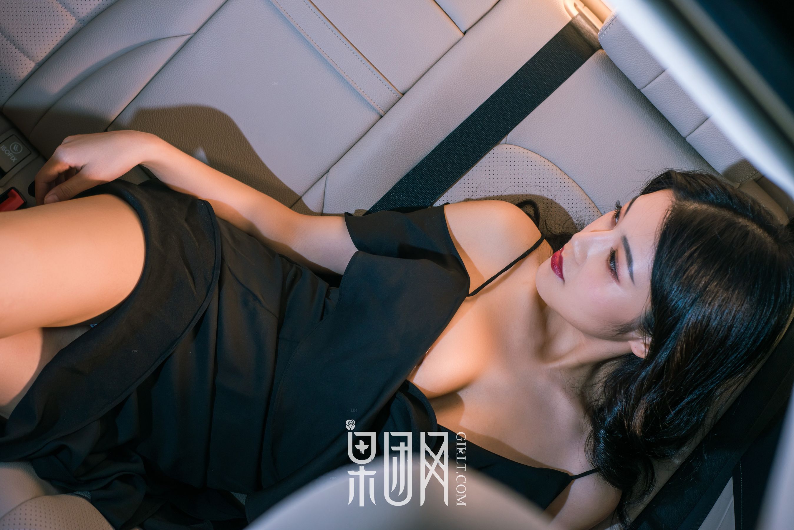 Weiwei Beauty VS luxury car, which one do you choose Fruit Group Girlt No. 107