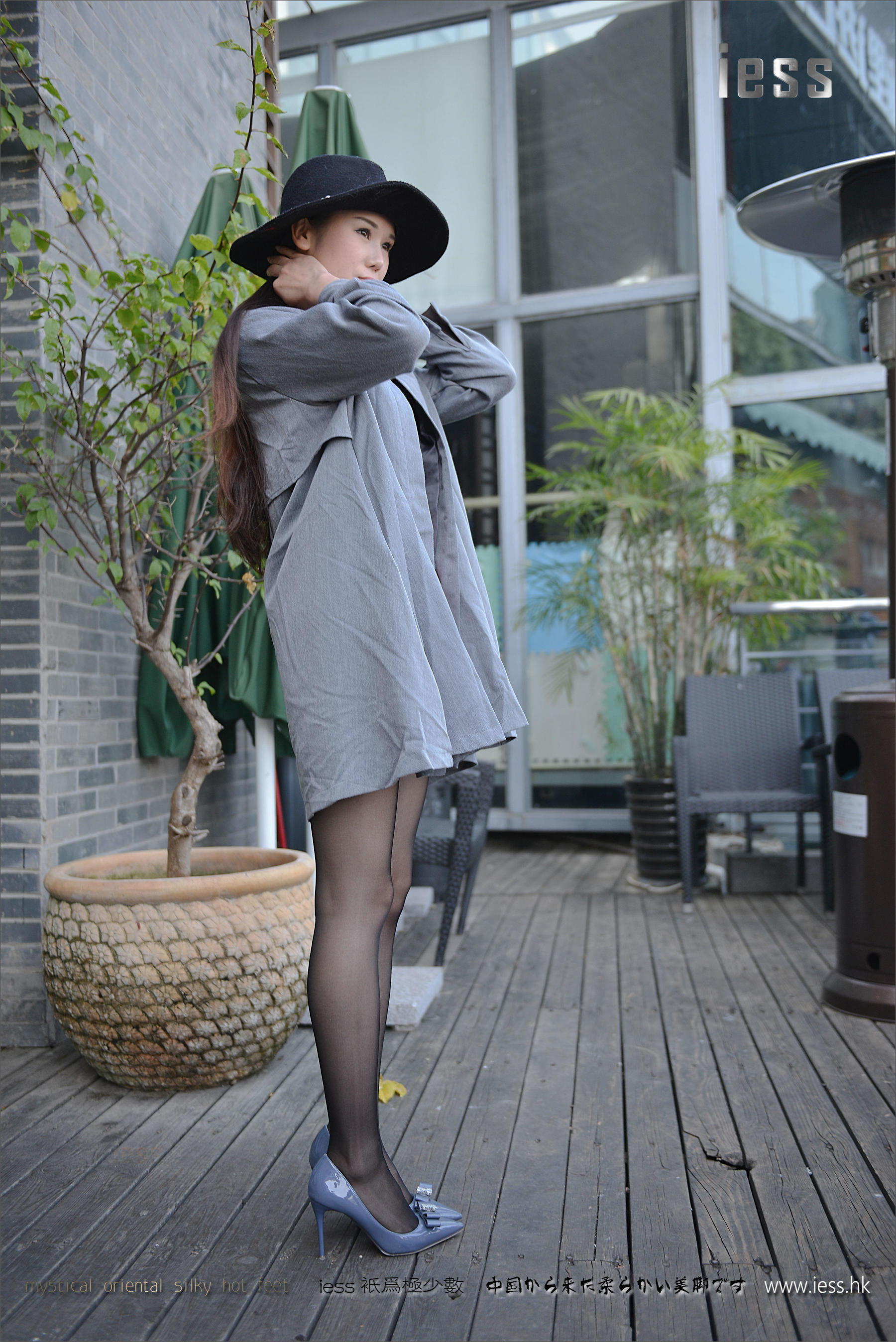 Silk Foot Bento 094 Cong Cong Crazy Black Silk IESS is thinking about it