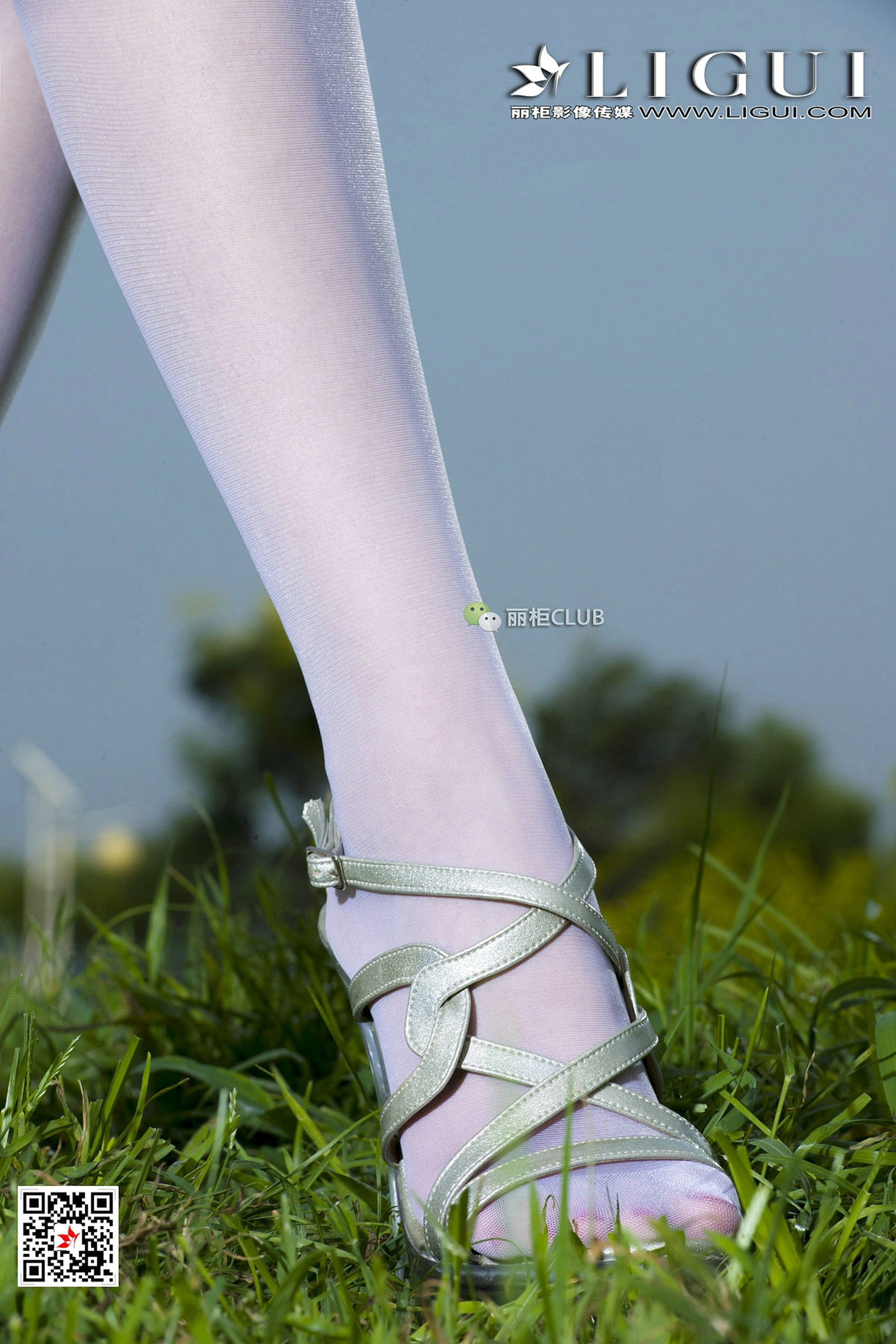 Model Cher White SilkTube top dresses Li Cabinel LIGUI