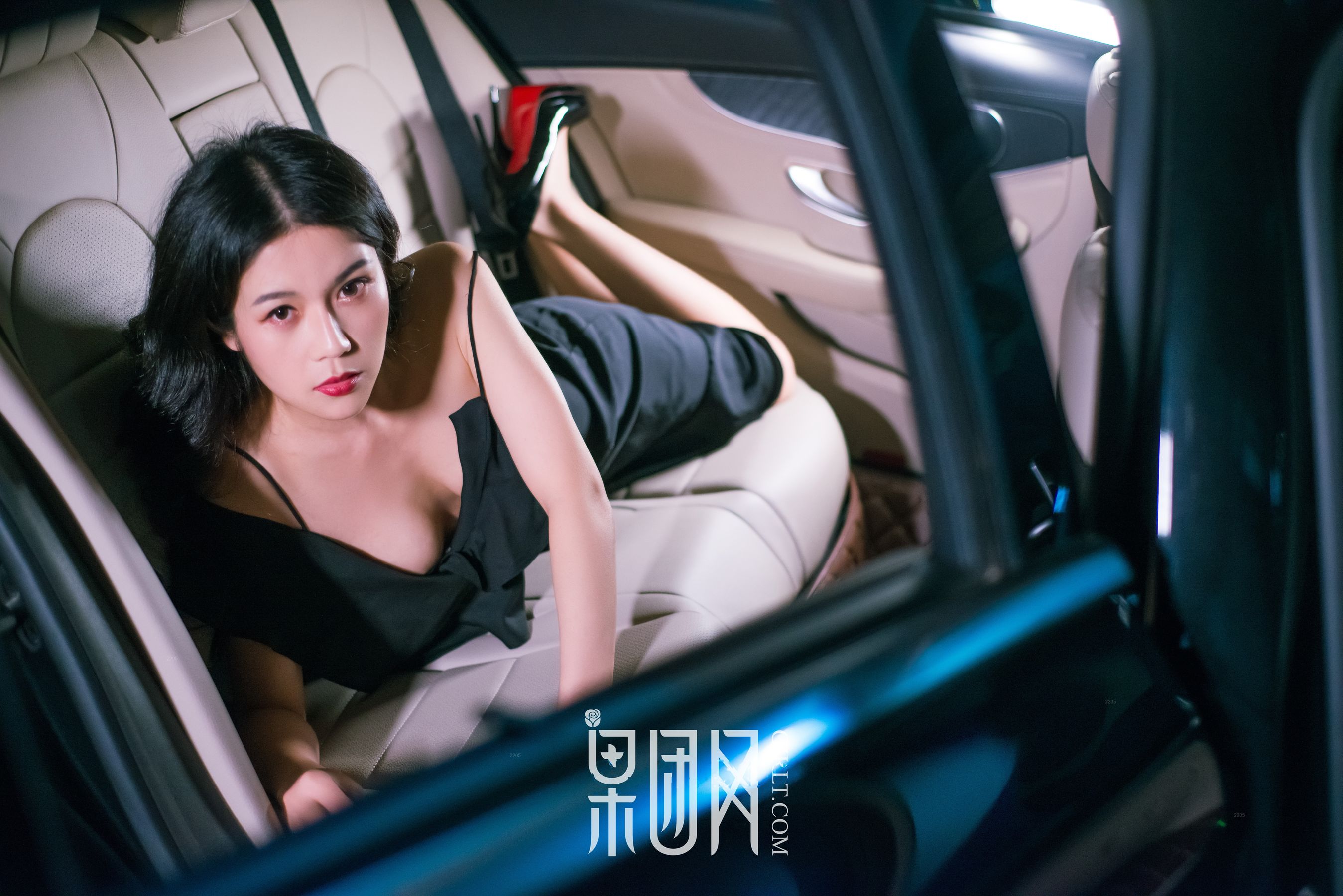 Weiwei Beauty VS luxury car, which one do you choose Fruit Group Girlt No. 107