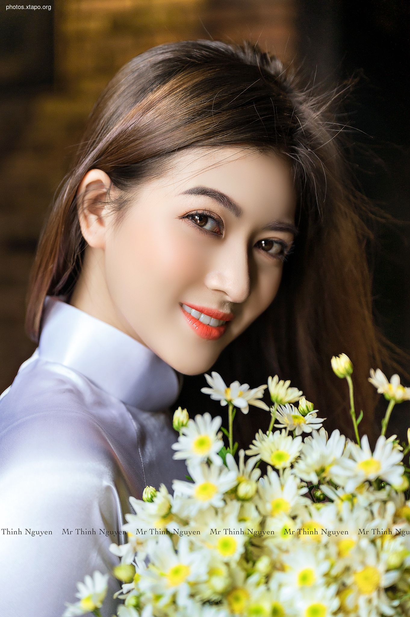 White ao dai shining in the afternoon, is she a fairy or Kieu regenerated?