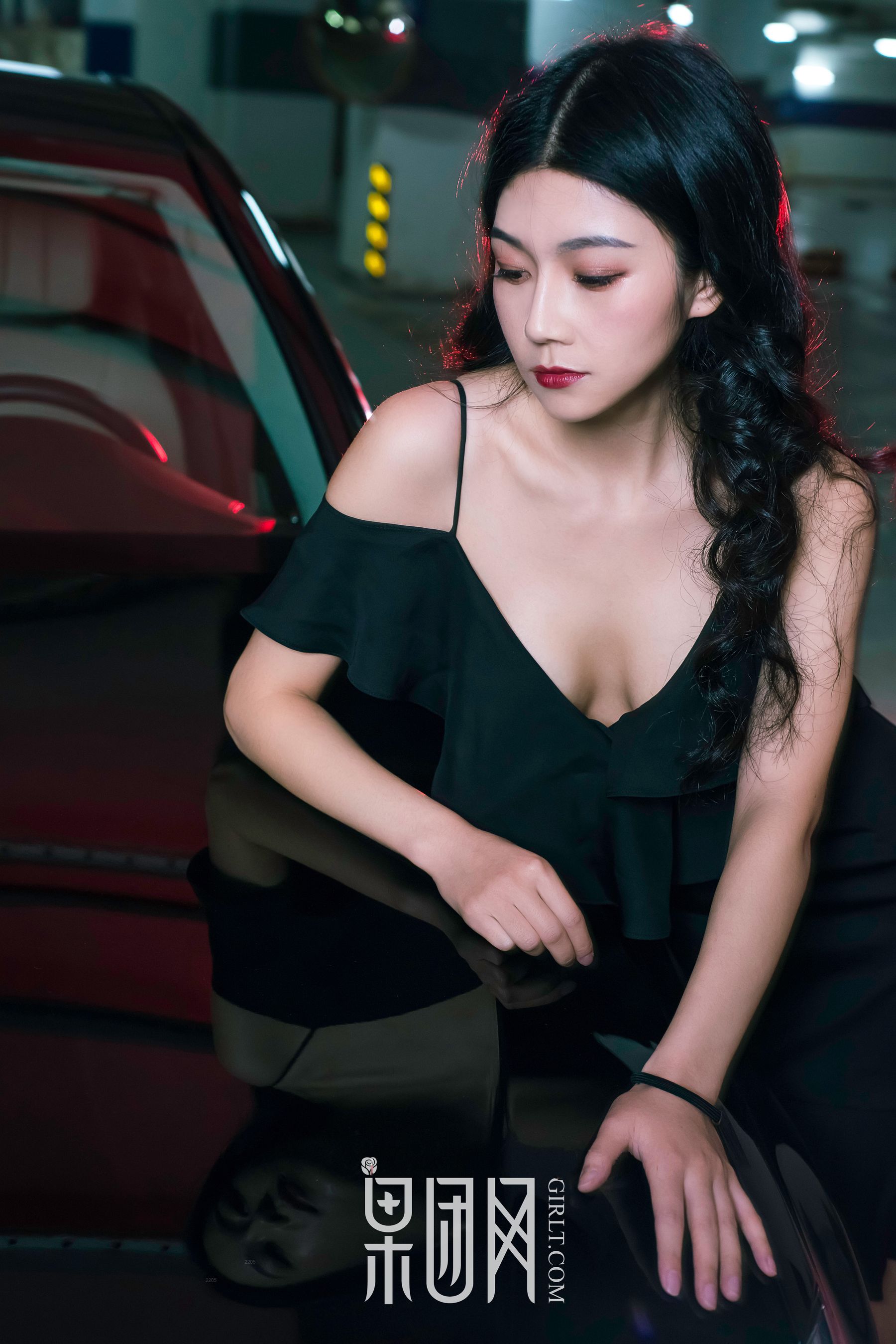 Weiwei Beauty VS luxury car, which one do you choose Fruit Group Girlt No. 107