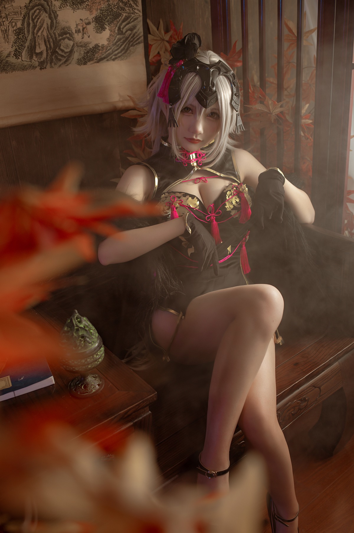 Is it a bear cub? Cosplay Jeanne d'Arc Alter