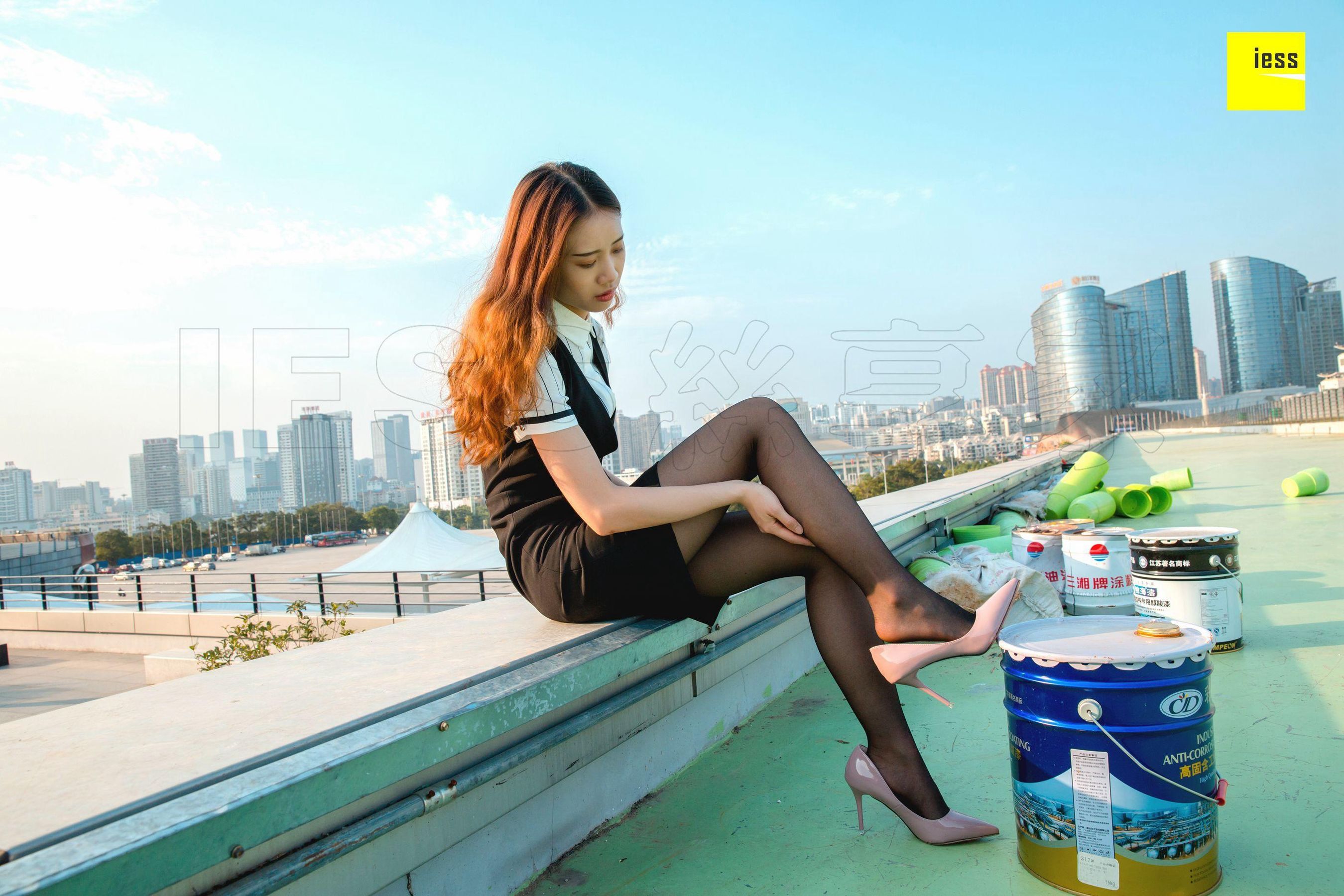 Nuan Nuan Look at it There is a black silk girl on the top of the building Different Thoughts to IESS Silk Enjoy Home 237