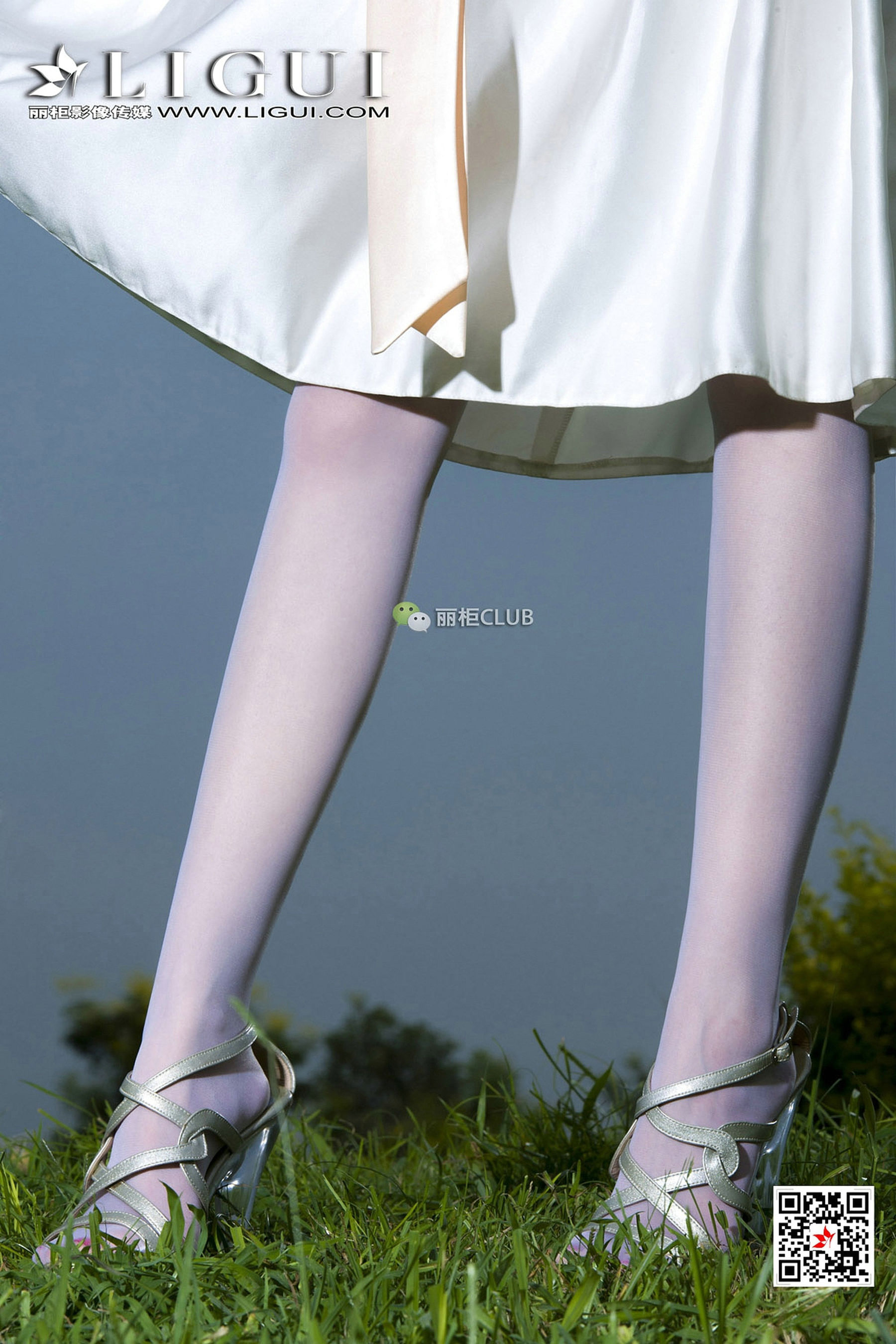 Model Cher White SilkTube top dresses Li Cabinel LIGUI