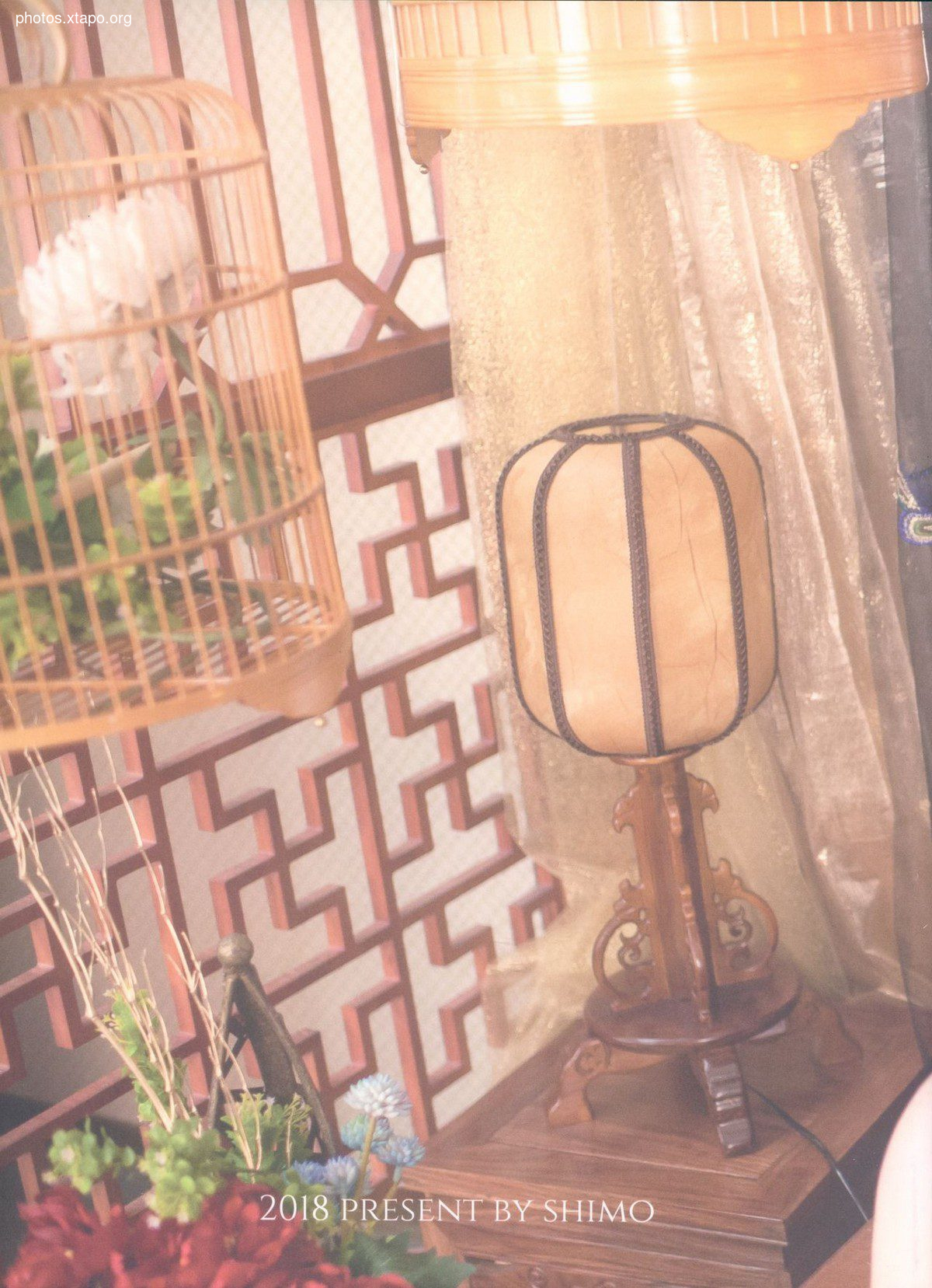 Weibo girl paper frosty month shimo fantasy Jin Pingmei theme private house sexy white cheongsam half -sneaky white tender legs seductive photo 26p