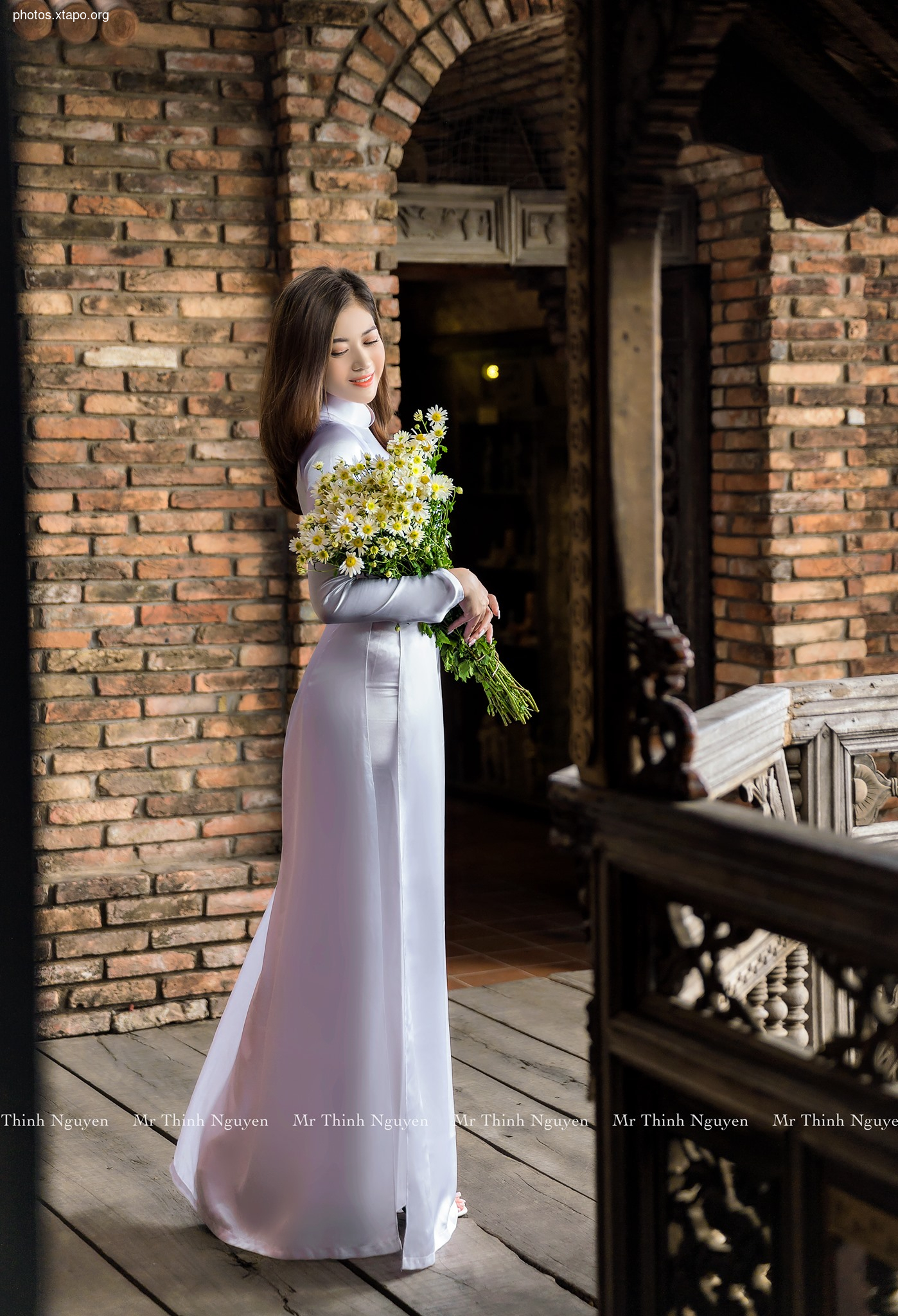 White ao dai shining in the afternoon, is she a fairy or Kieu regenerated?