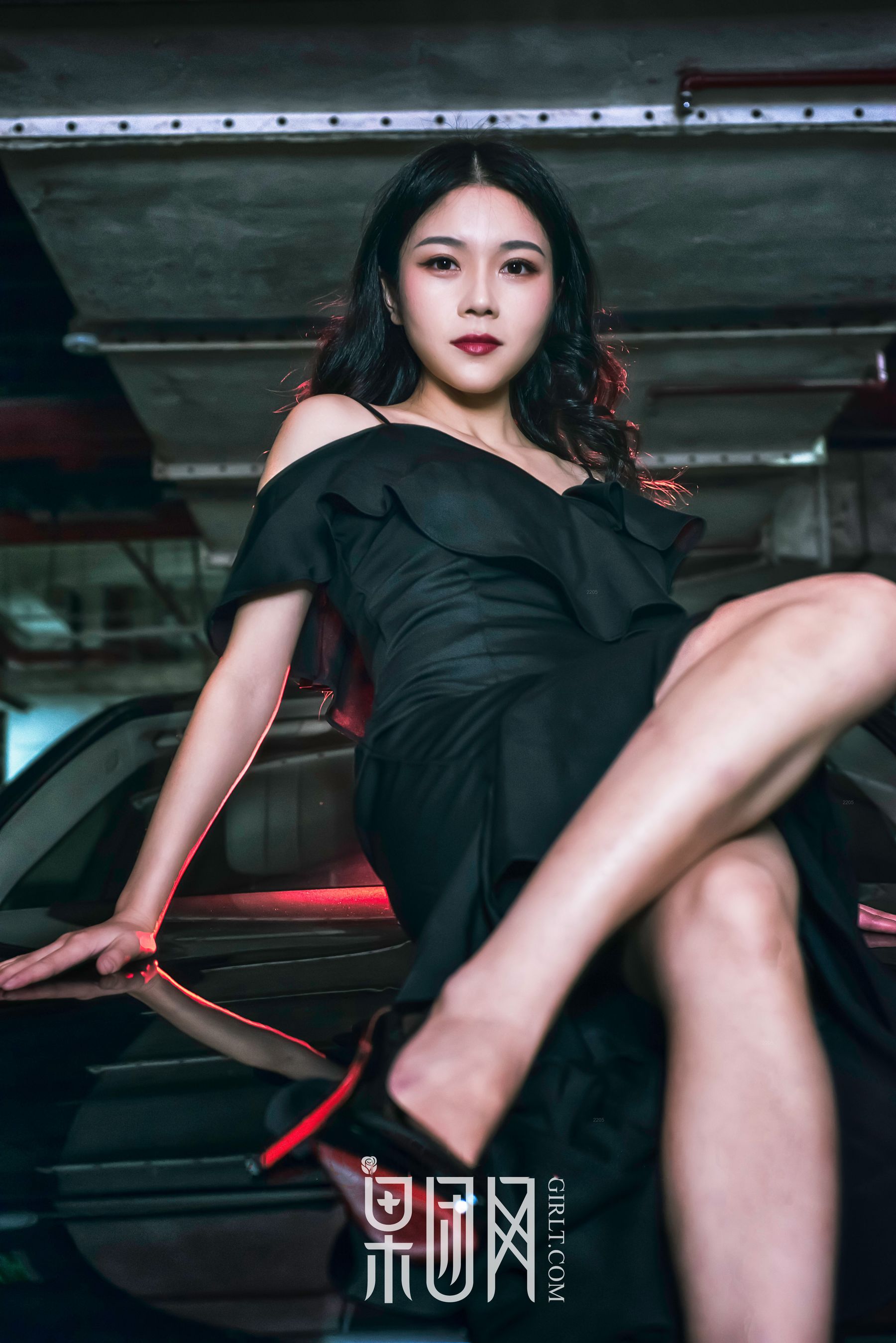 Weiwei Beauty VS luxury car, which one do you choose Fruit Group Girlt No. 107