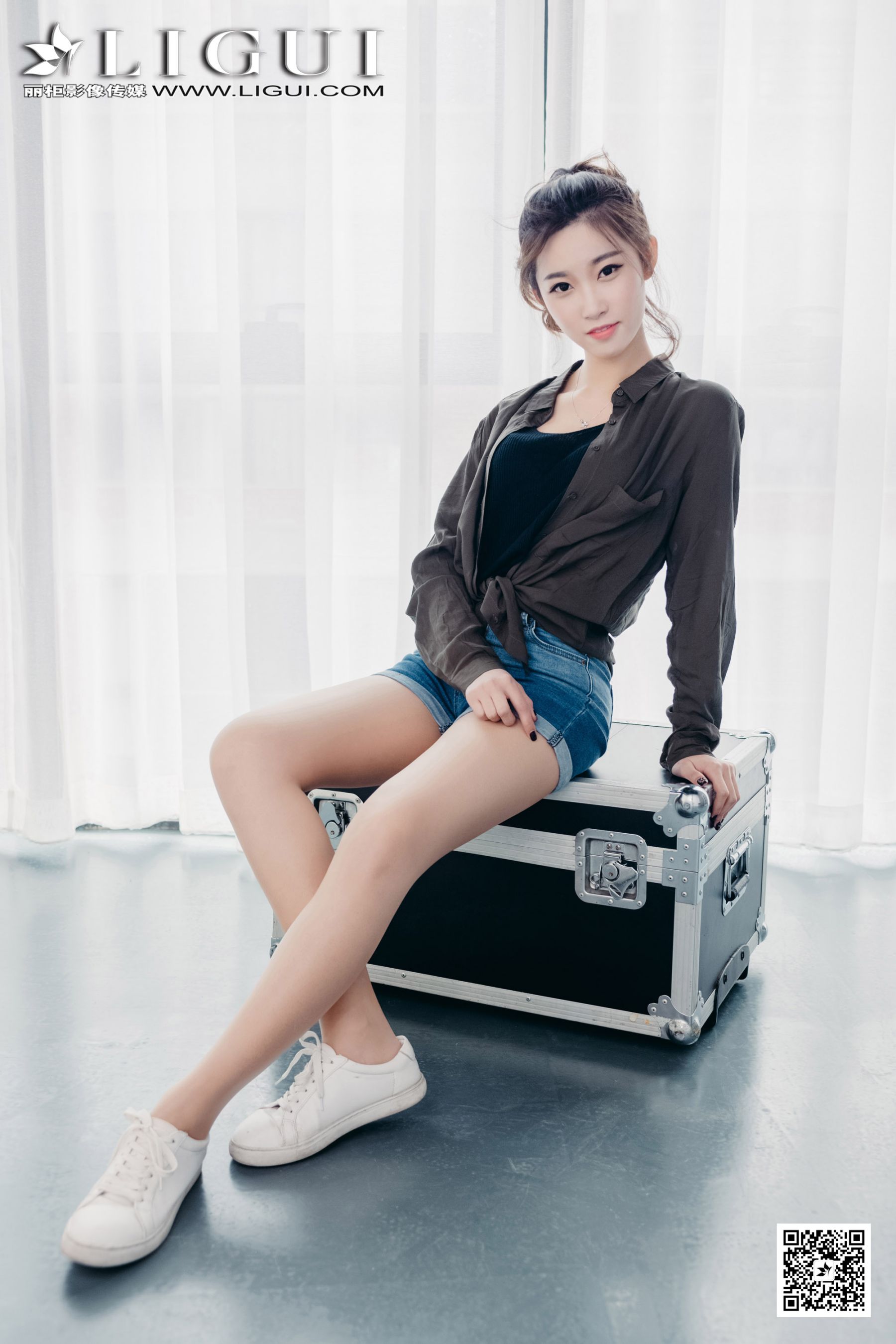 Model Xiaoxiao Sweet Hot Pants Girl Li Cabinet