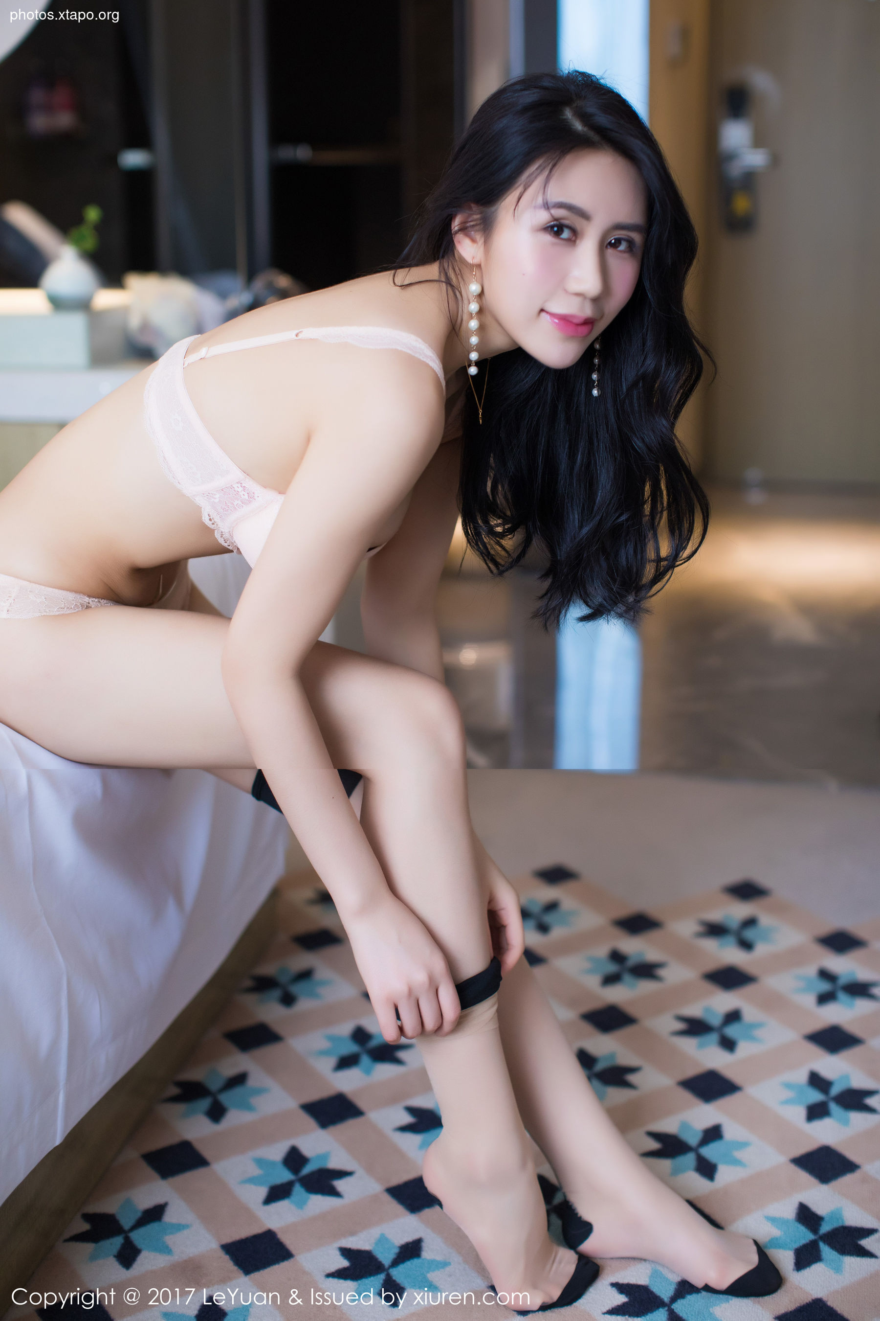 Model Purple Chess Stockings Beautiful Leg Temptation Series Xingle Park Leyuan Vol.042