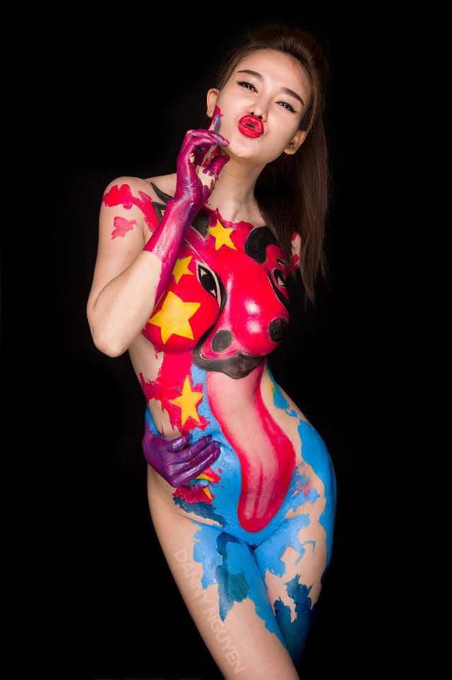 Cow's tongue line, cut immediately Model Trendy Tran, Bodypaiting: Ngo Luc, Danny Nguyen