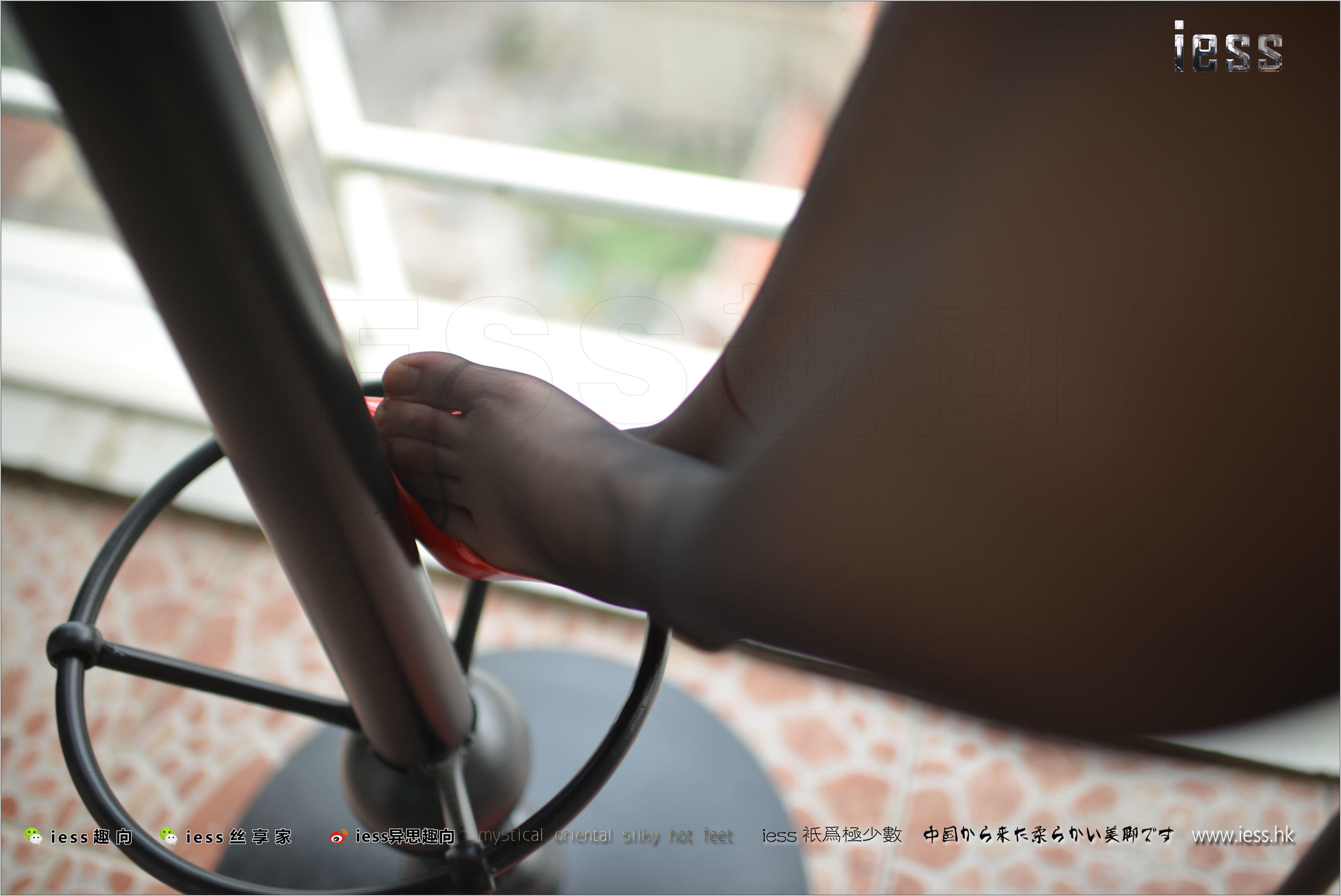 Silk Foot Bento 147 Concubine Red High, Black Silk and Red Skirt