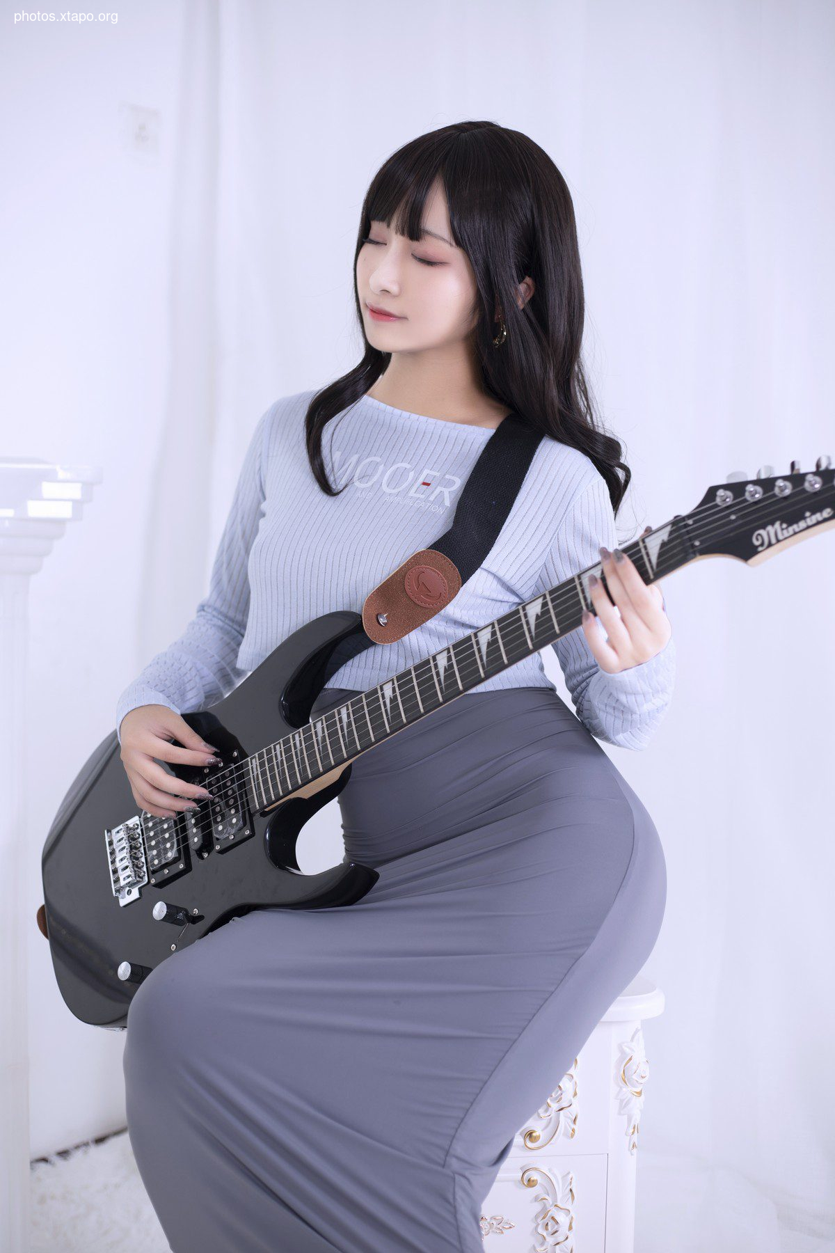 Anime blogger Luo Li Lolisama Guitar Sister Theme Private House Sexy Gray Together with Dew Glip Skirts Seduction 73p