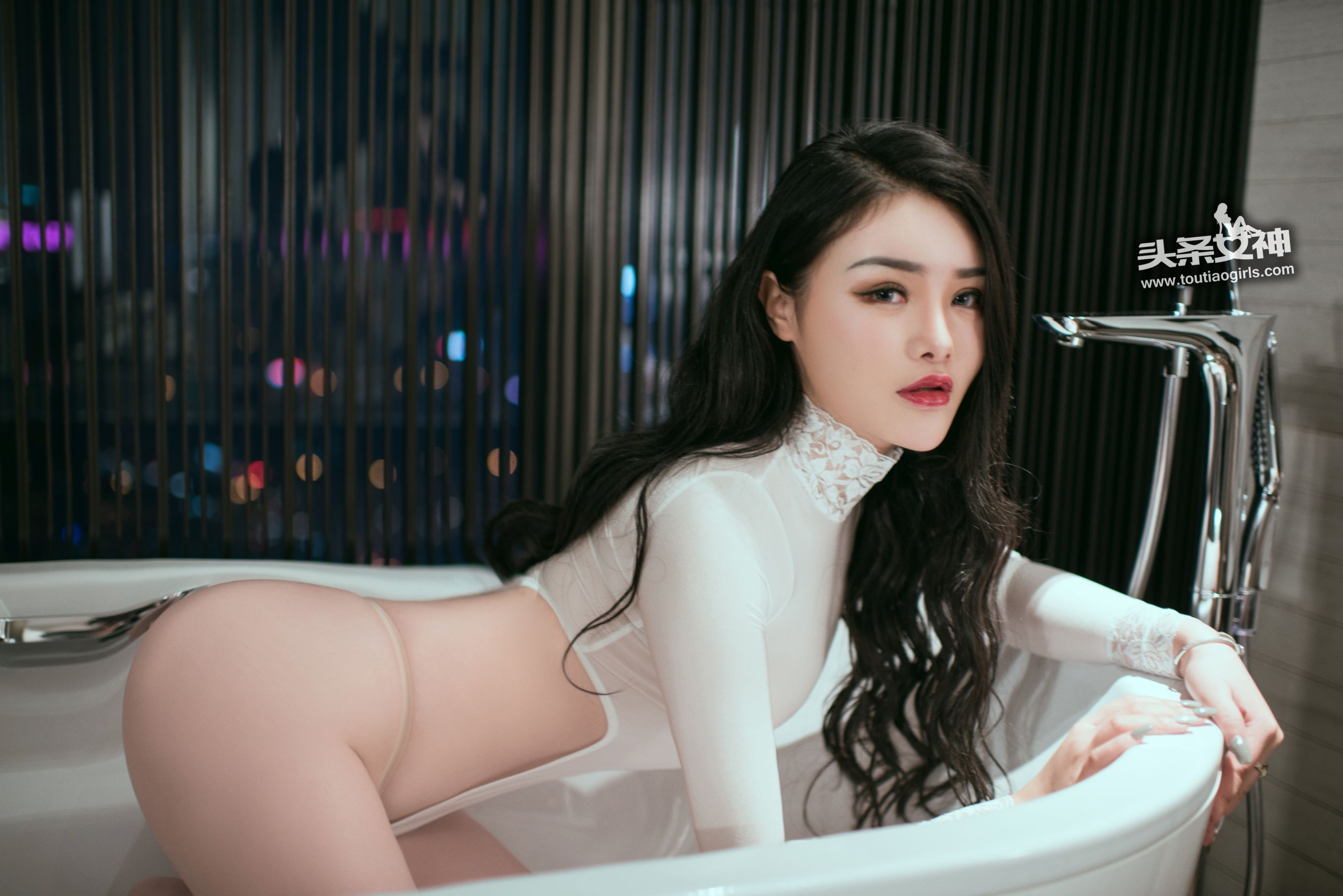 Chen Yuxi Tempting Giant Hip White Fork Swimsuit Headline Goddess