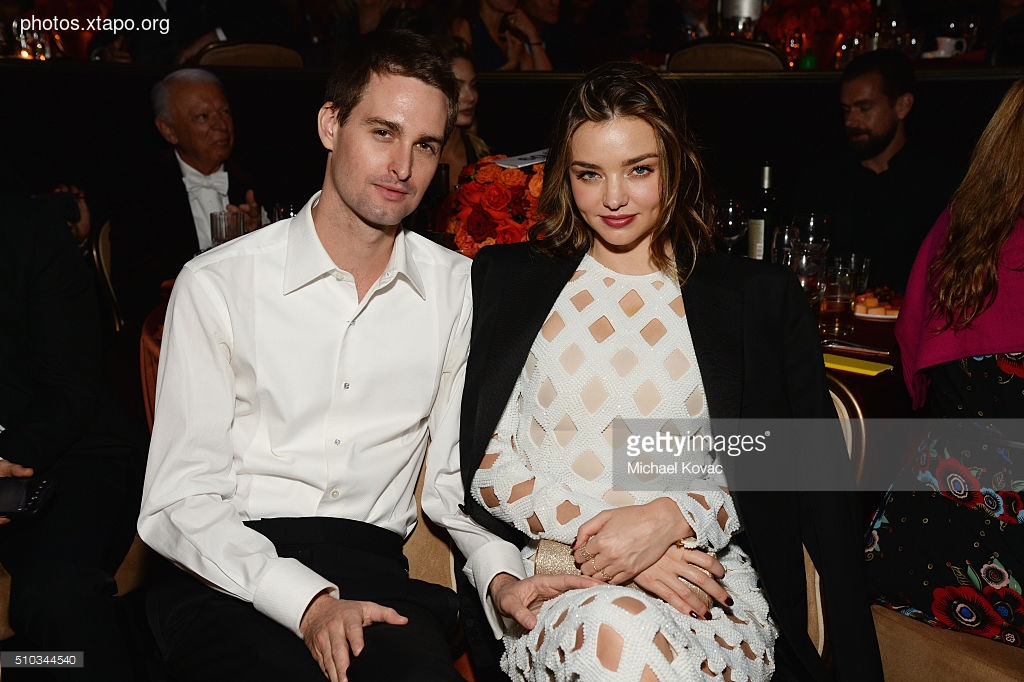 THIS ANGEL SAID YES MIRANDA KERR IS OFFICIALLY ENGAGED TO SNAPCHAT FOUNDER EVAN SPIEGEL