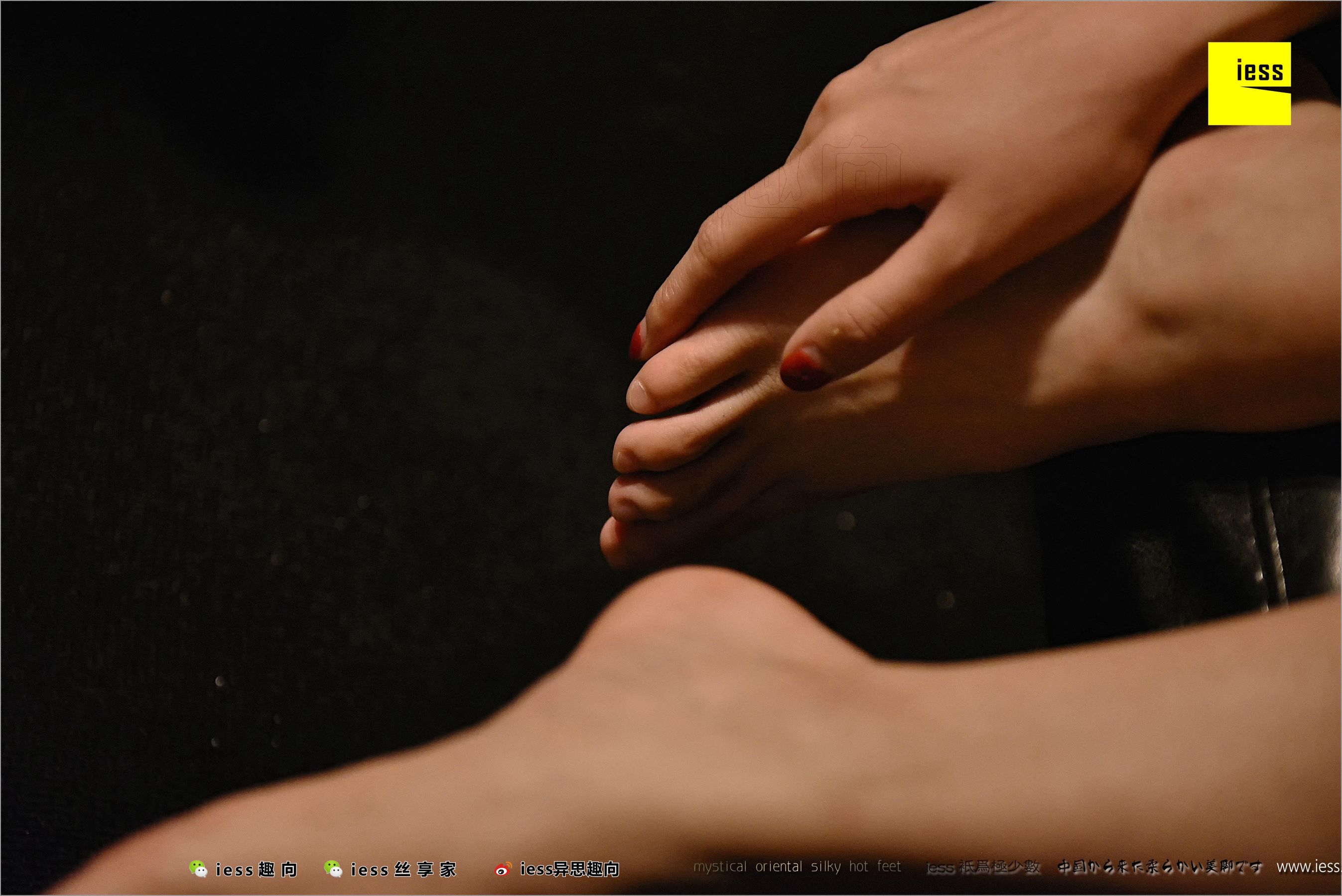 Julia Junjun Naked Foot Under the Lights Different Thinking to IESS Silk Foot Bento 219
